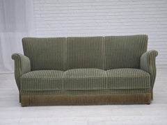 Anni '60, divano danese a 3 posti, velluto verde originale, legno di Oak.
