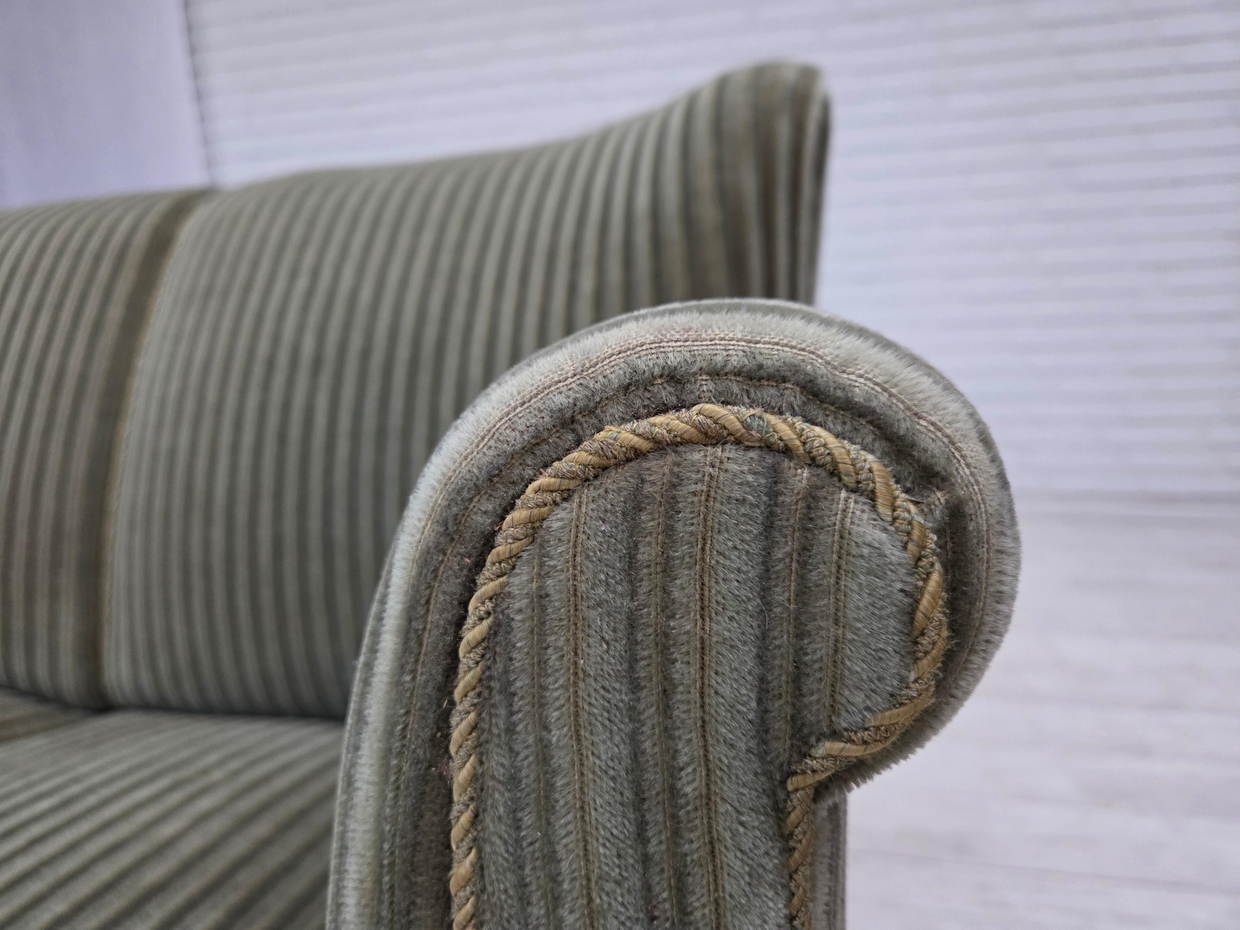 Años 60, sofá danés de 3 plazas, terciopelo verde mobiliario original, madera de roble. Escandinavo moderno en venta