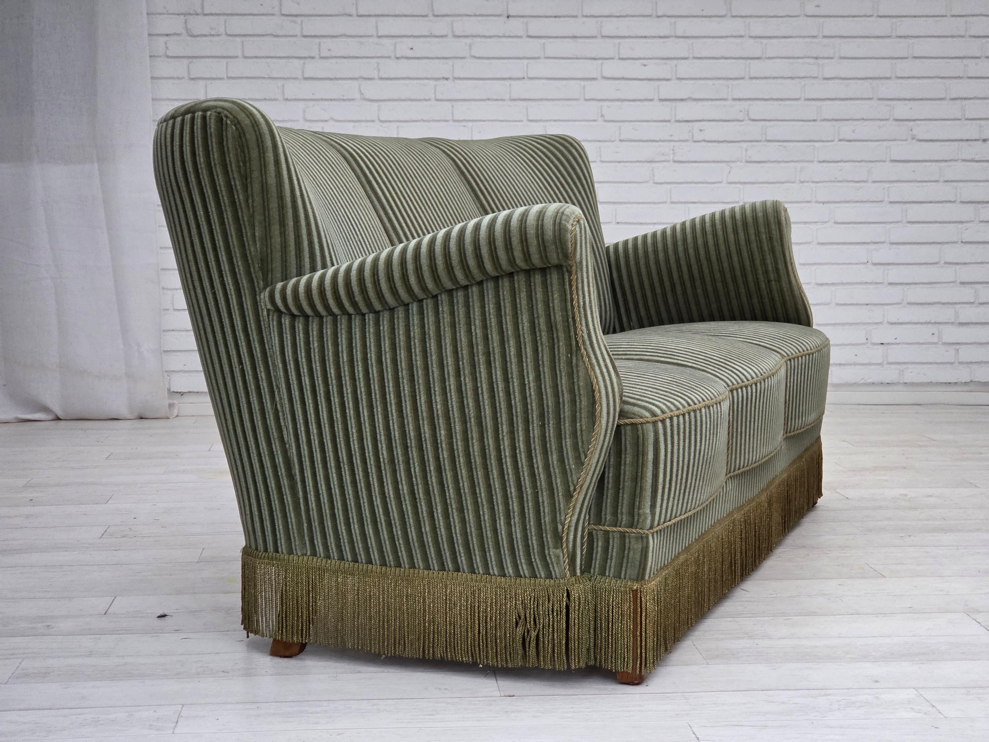 Años 60, sofá danés de 3 plazas, terciopelo verde mobiliario original, madera de roble. en Bueno estado para la venta en Tarm, 82