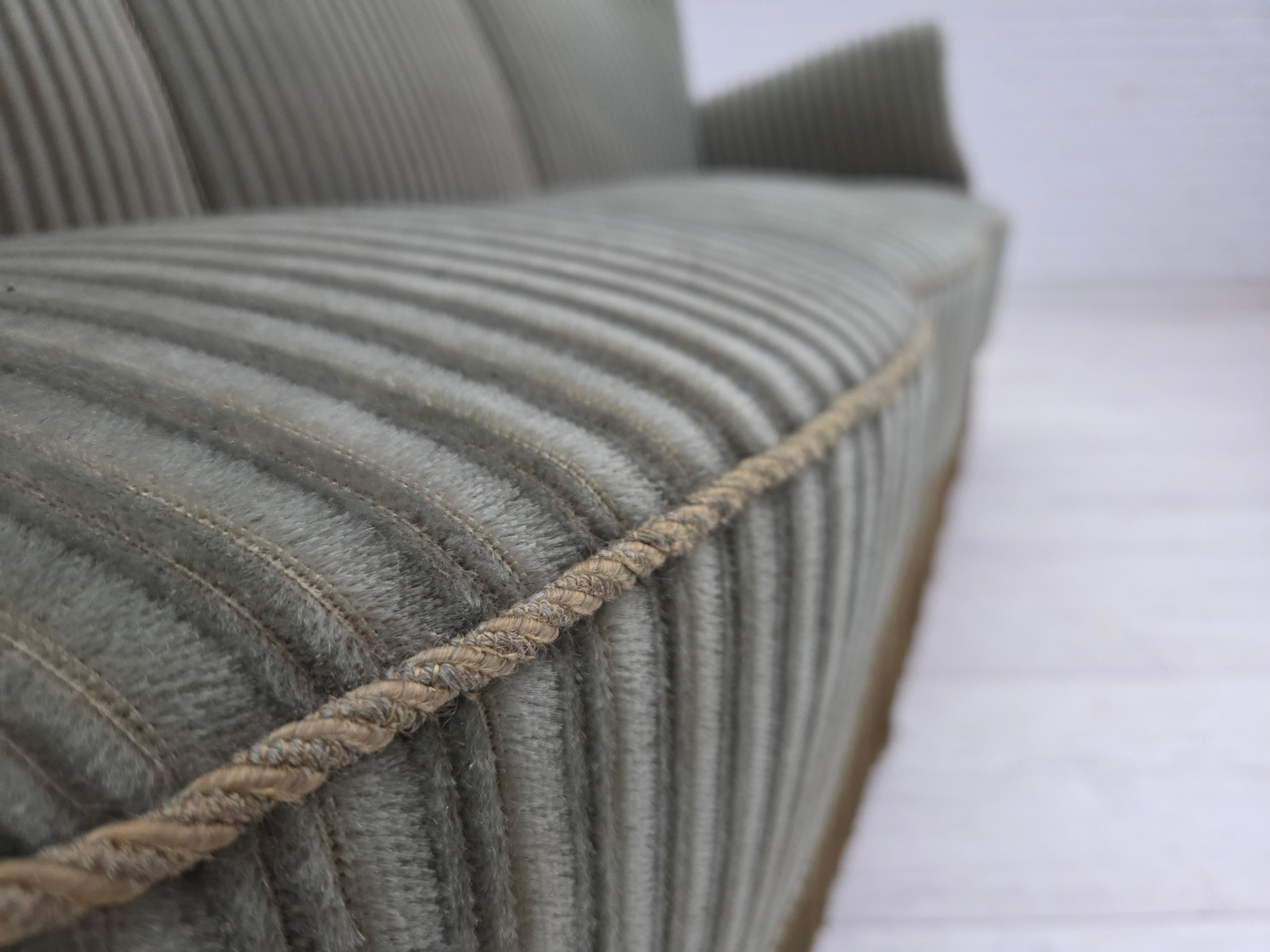 Años 60, sofá danés de 3 plazas, terciopelo verde mobiliario original, madera de roble. mediados del siglo XX en venta