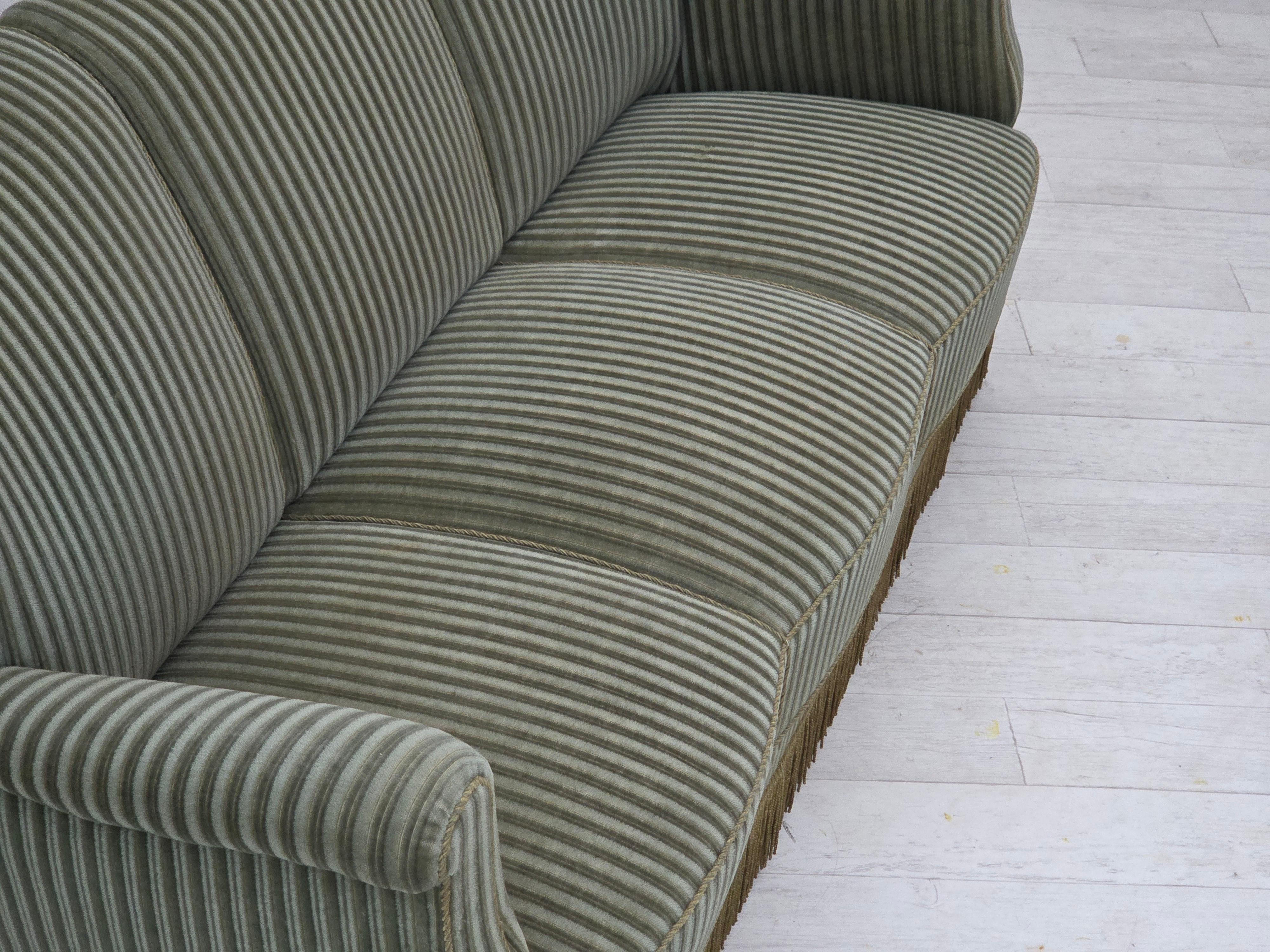 Años 60, sofá danés de 3 plazas, terciopelo verde mobiliario original, madera de roble. Terciopelo en venta