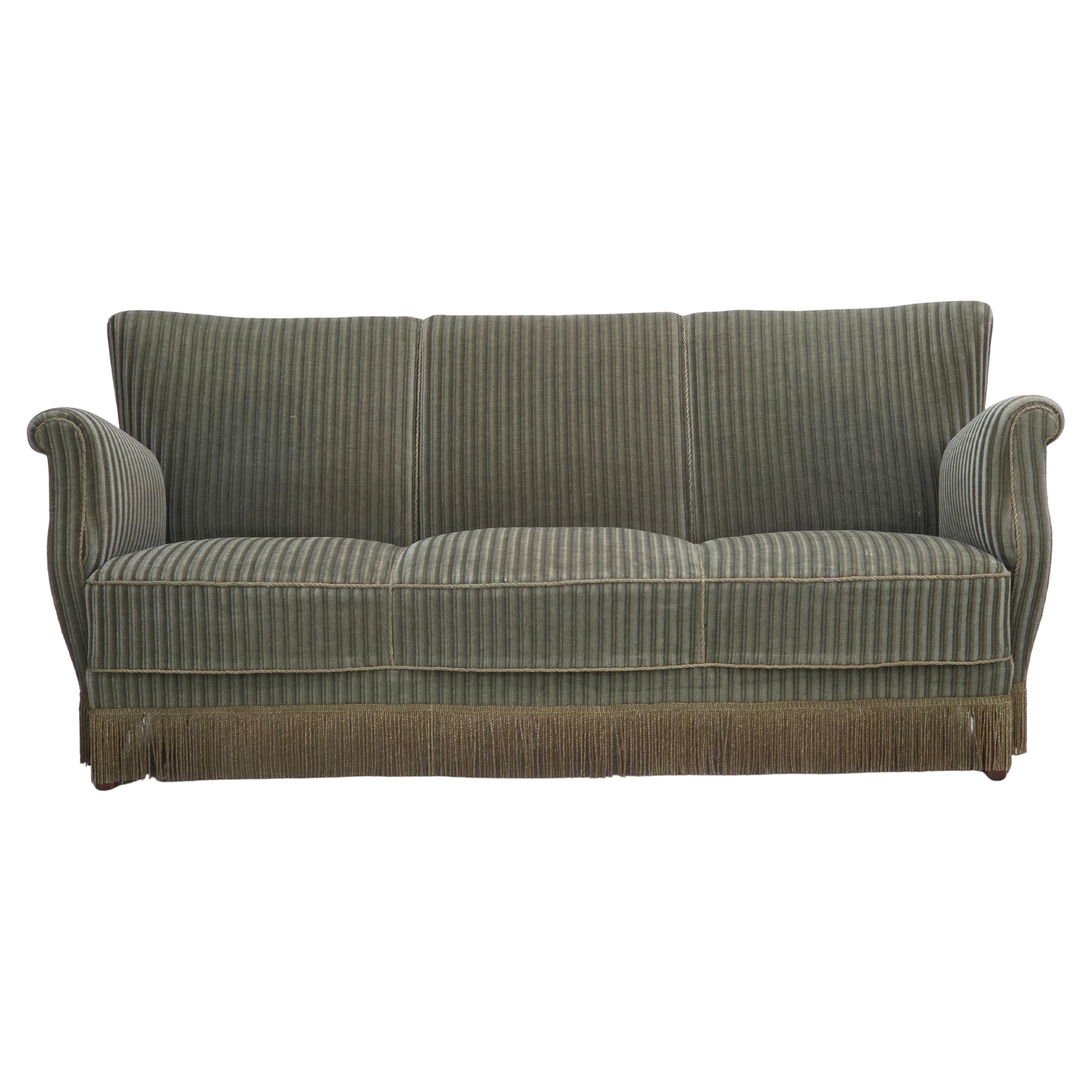 1960er Jahre, dänisches 3-Sitzer-Sofa, original grüner Möbelvelours, Eichenholz.