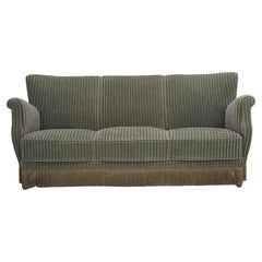 1960er Jahre, dänisches 3-Sitzer-Sofa, original grüner Möbelvelours, Eichenholz.