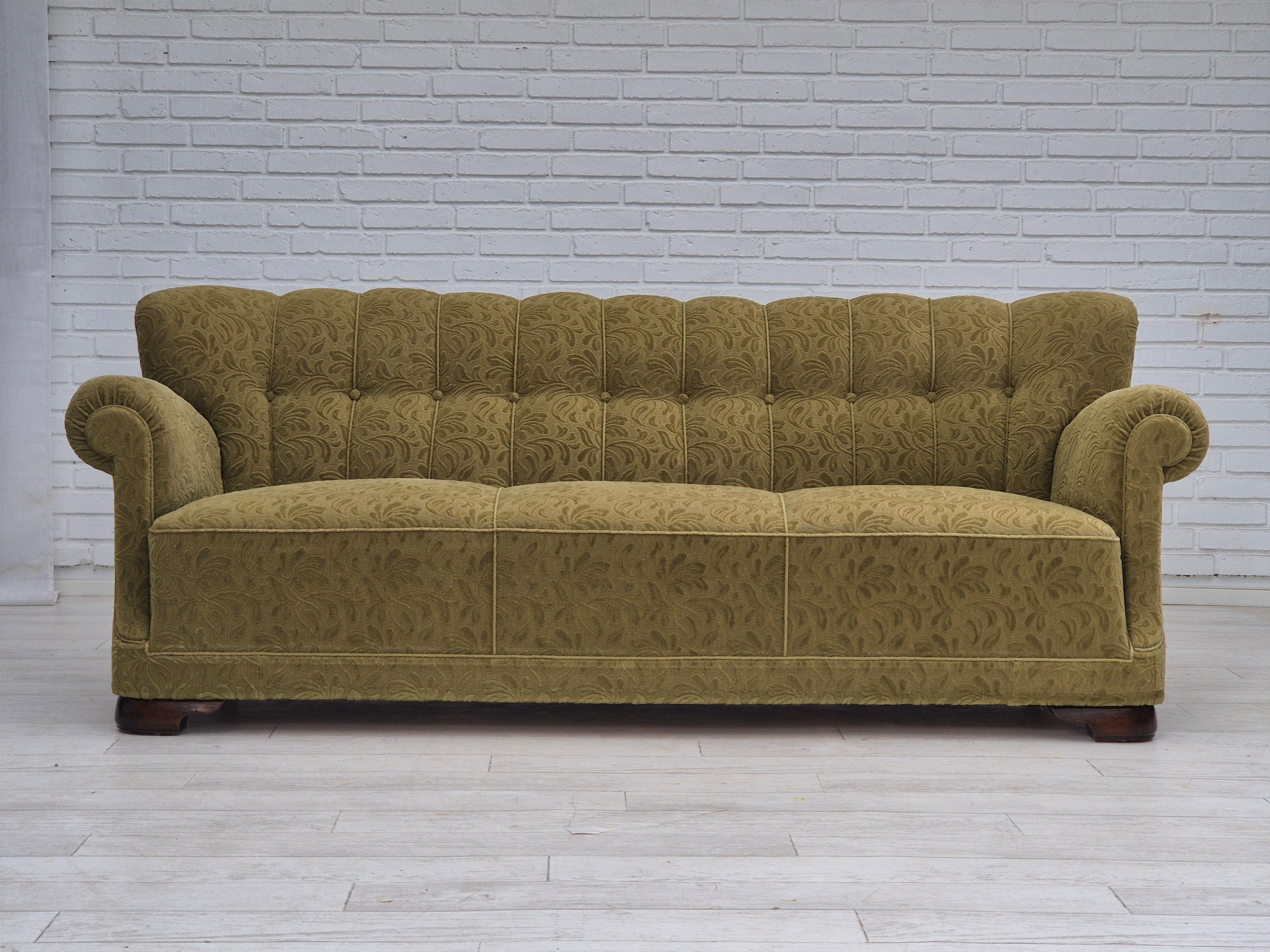 Años 60, sofá danés de 3 plazas en muy buen estado original: sin olores, sin manchas, construcción estable. Tejido de algodón/lana verde para muebles. Patas de madera de haya, muelles de latón en el asiento. Fabricado por un fabricante de muebles
