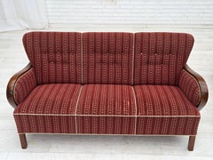 Anni '60, divano danese a 3 posti, lana da arredamento rossa, legno di faggio.
