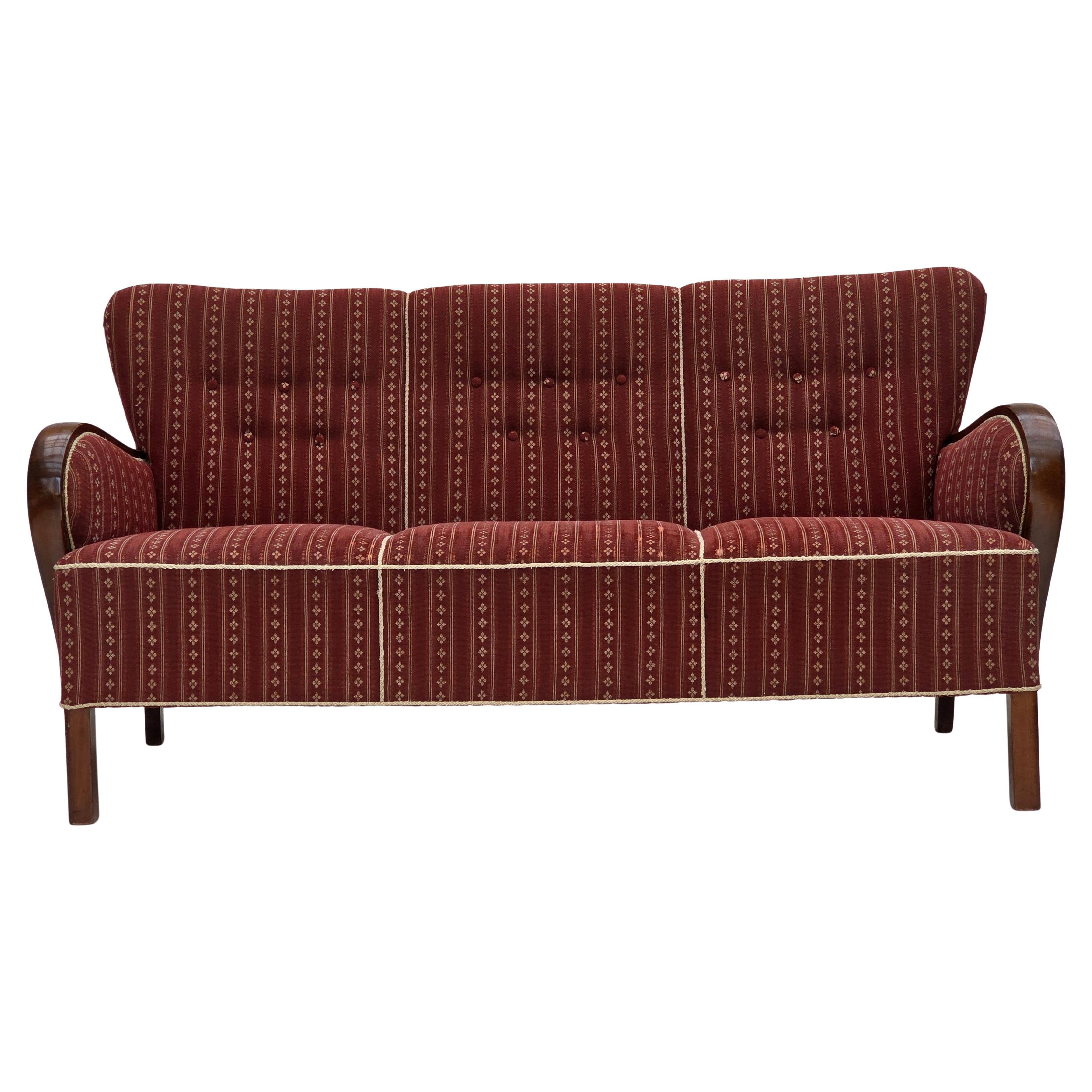 Anni '60, divano danese a 3 posti, lana da arredamento rossa, legno di faggio.