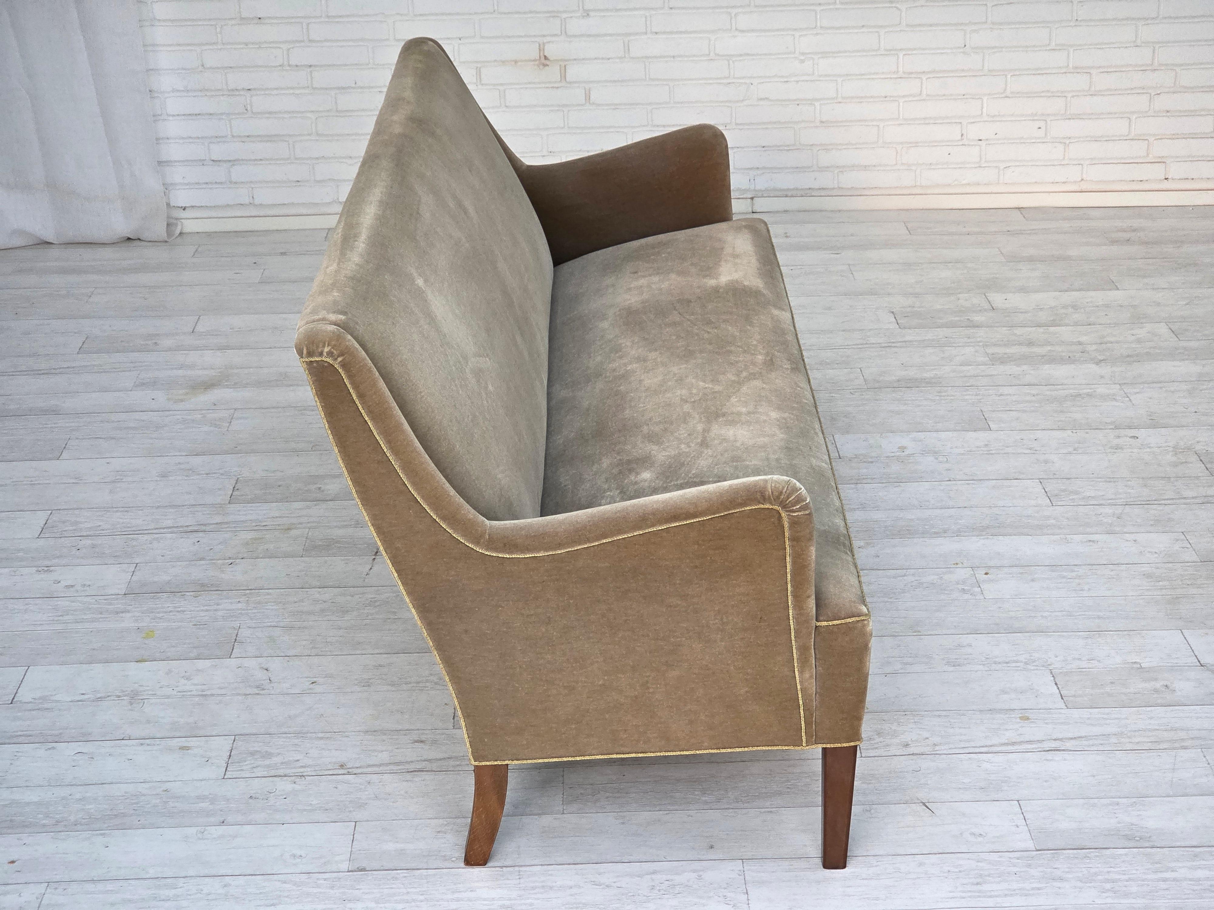 1960, canapé danois 4 places, velours d'ameublement vert clair d'origine. en vente 3