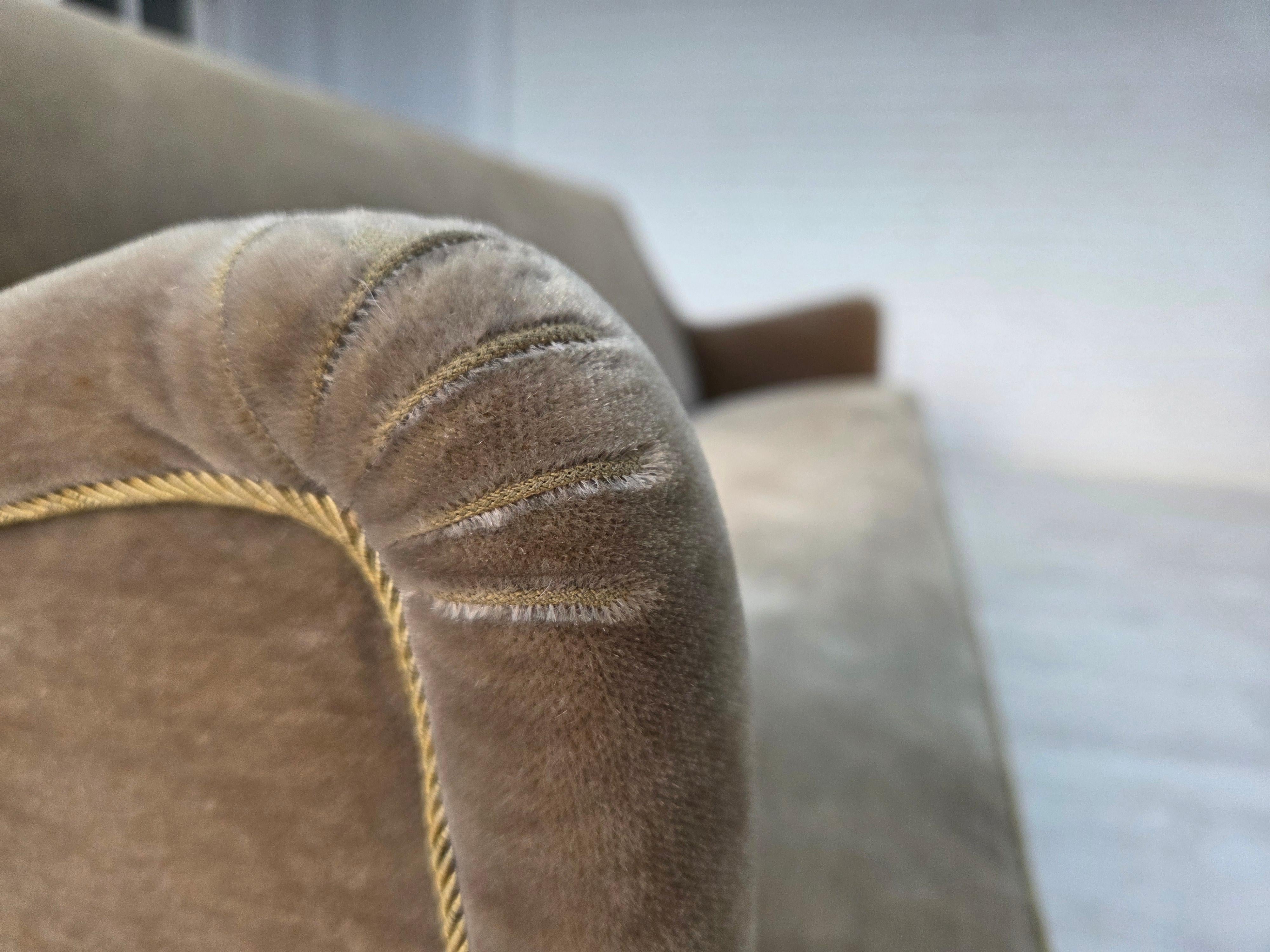 1960, canapé danois 4 places, velours d'ameublement vert clair d'origine. en vente 4