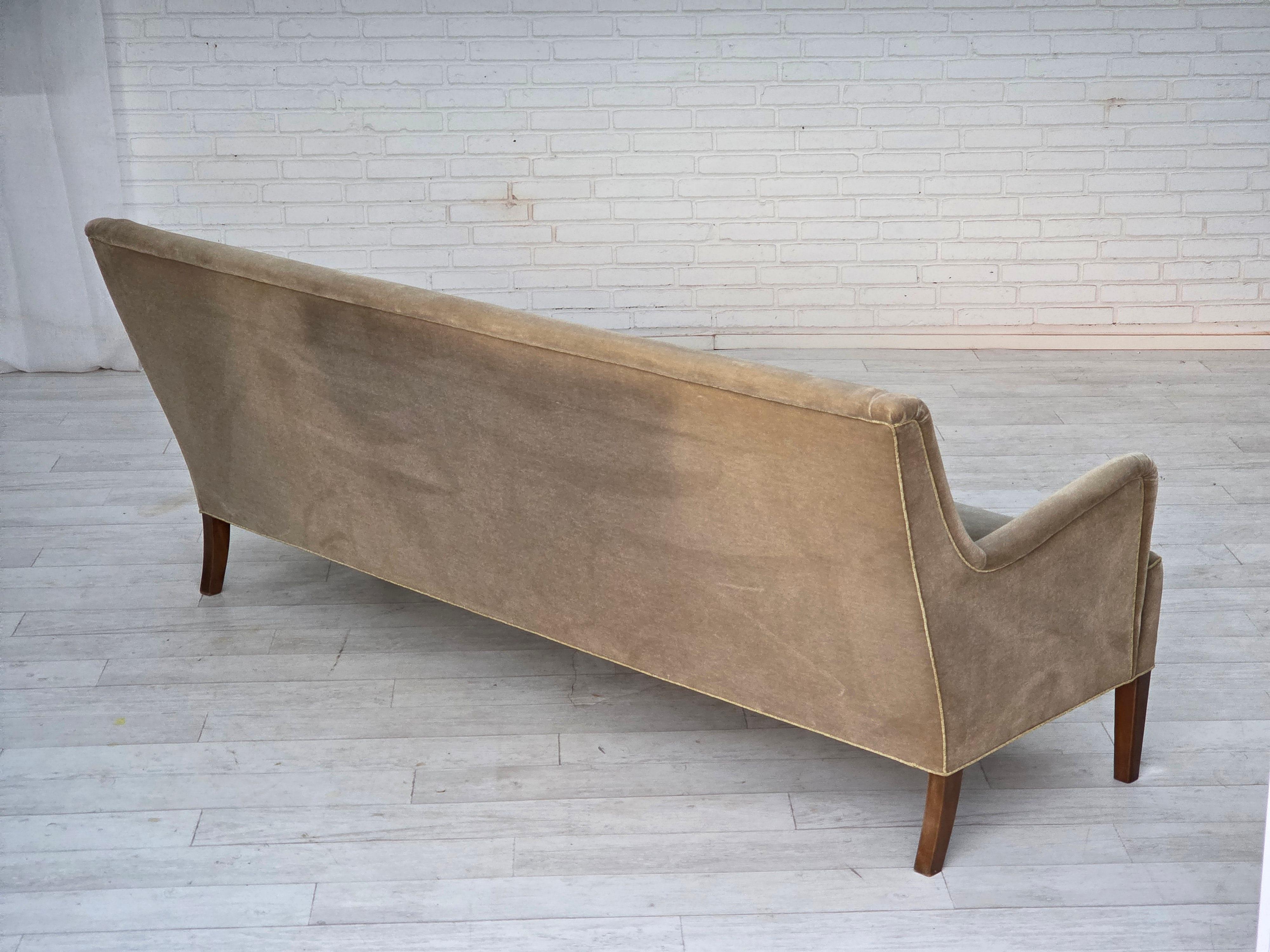 1960, canapé danois 4 places, velours d'ameublement vert clair d'origine. en vente 5