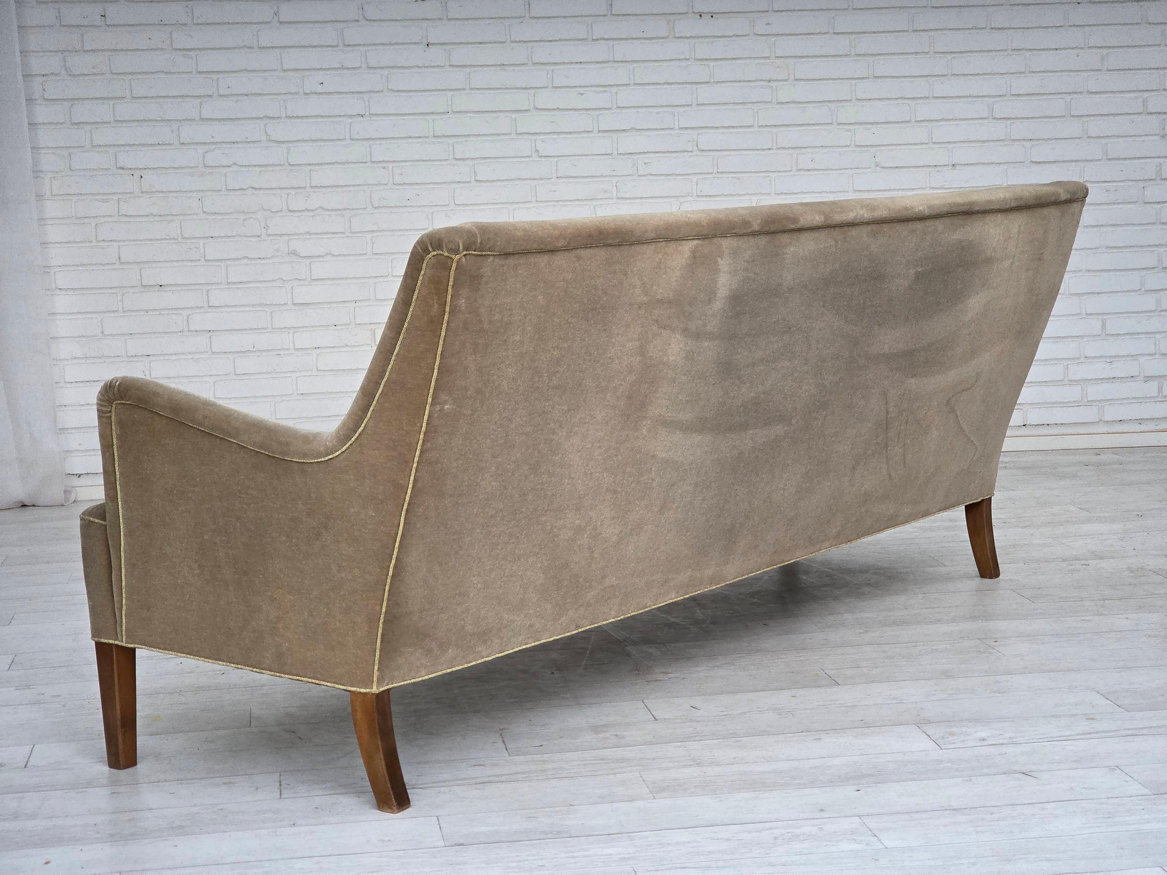 1960, canapé danois 4 places, velours d'ameublement vert clair d'origine. en vente 6