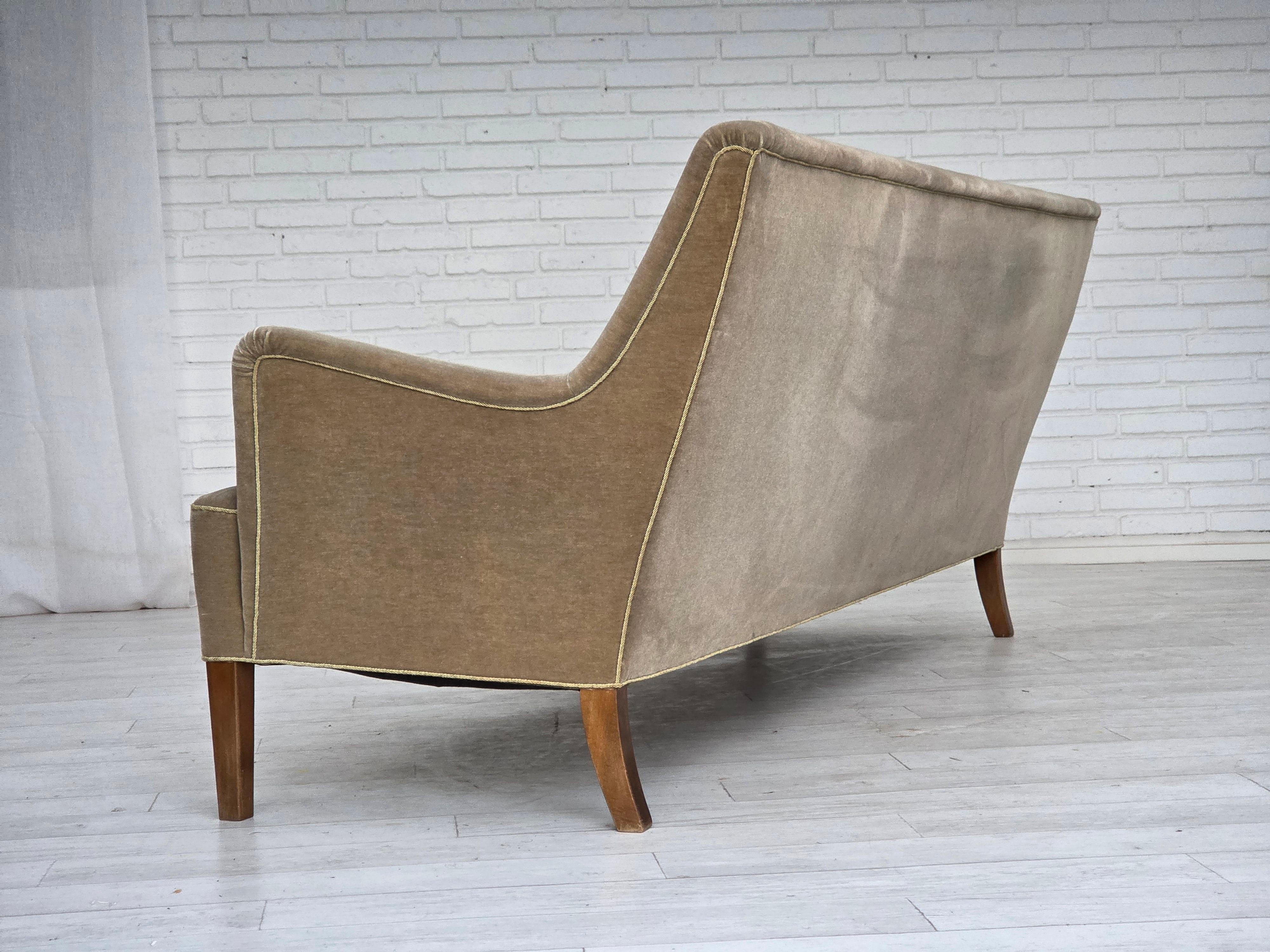 1960, canapé danois 4 places, velours d'ameublement vert clair d'origine. en vente 7