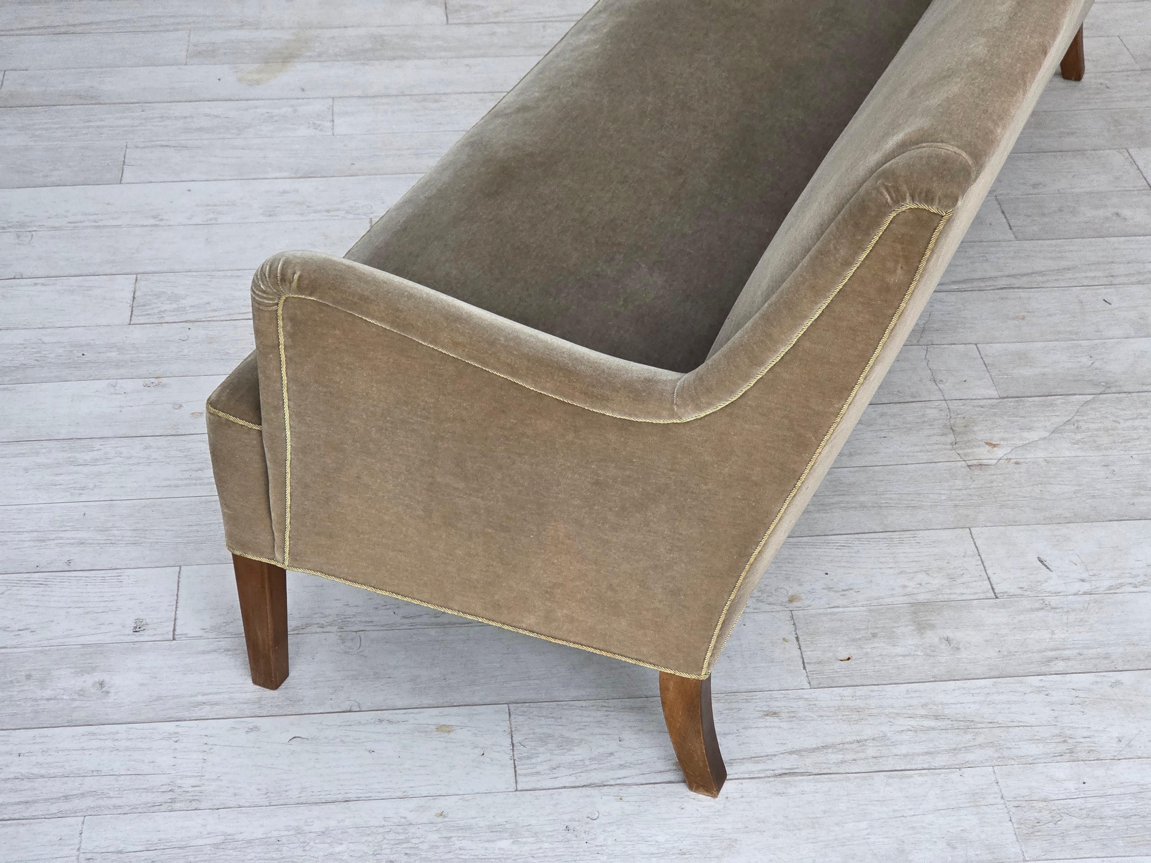 1960, canapé danois 4 places, velours d'ameublement vert clair d'origine. en vente 8