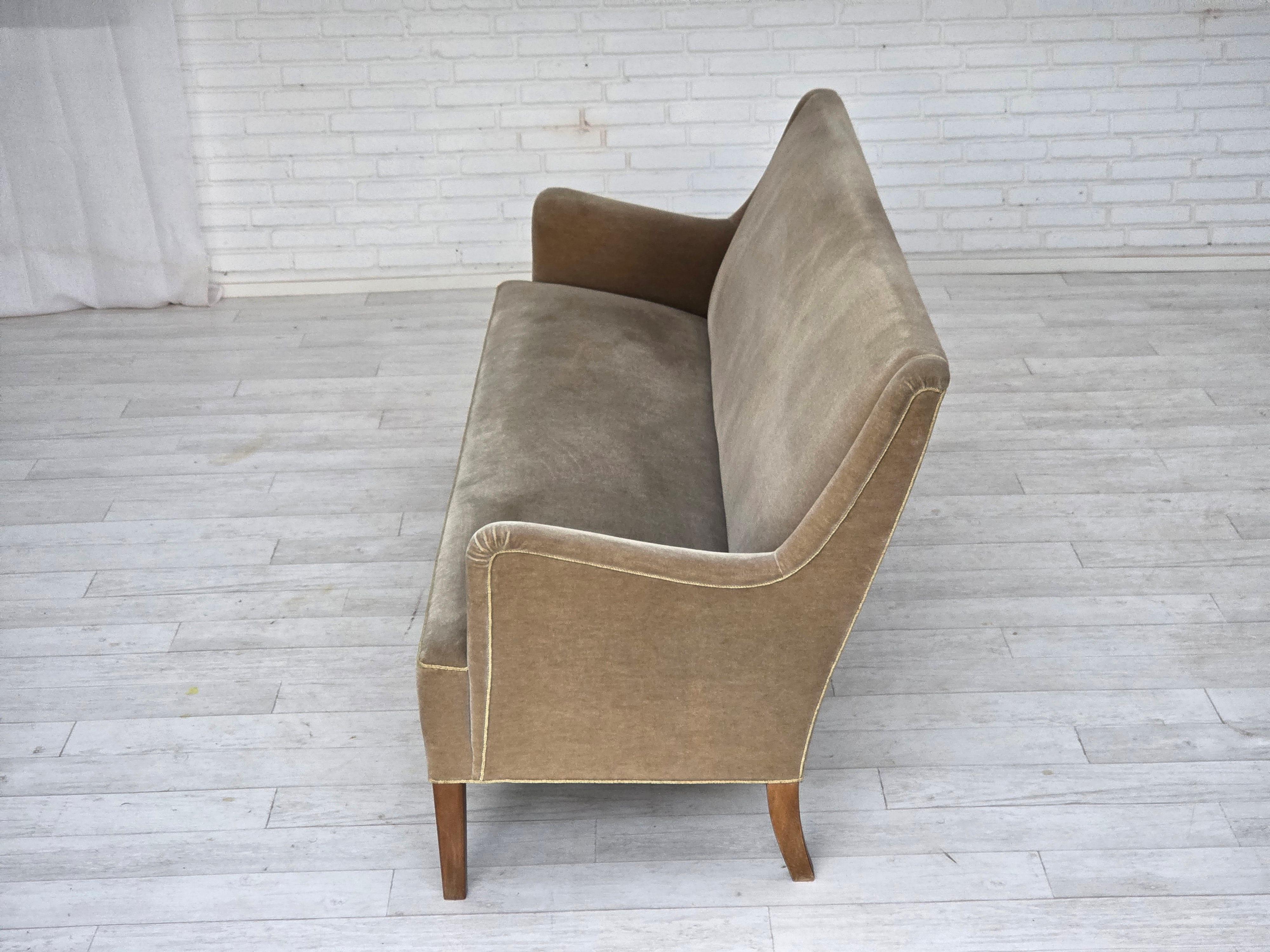 1960, canapé danois 4 places, velours d'ameublement vert clair d'origine. en vente 9