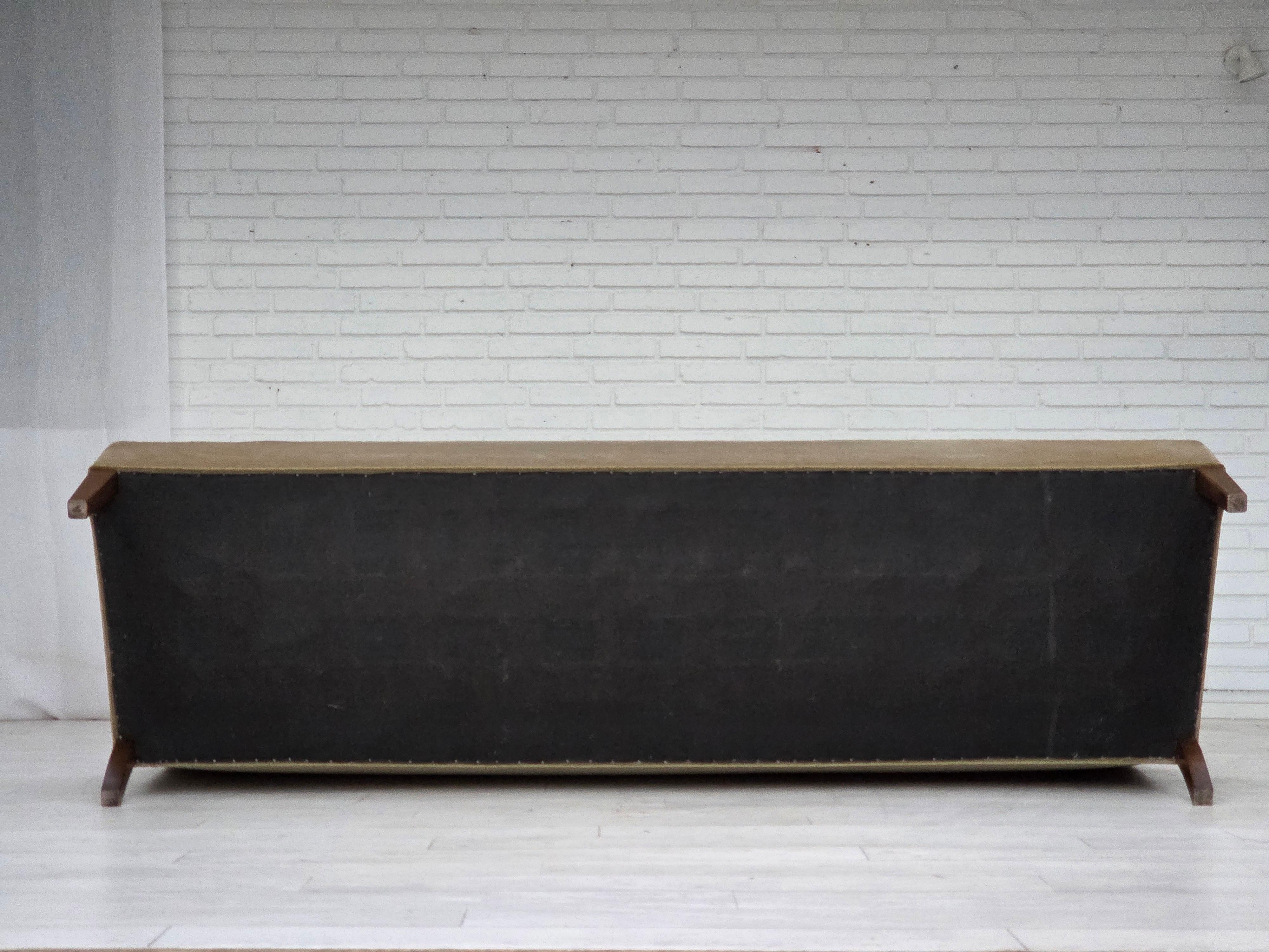 1960, canapé danois 4 places, velours d'ameublement vert clair d'origine. en vente 10