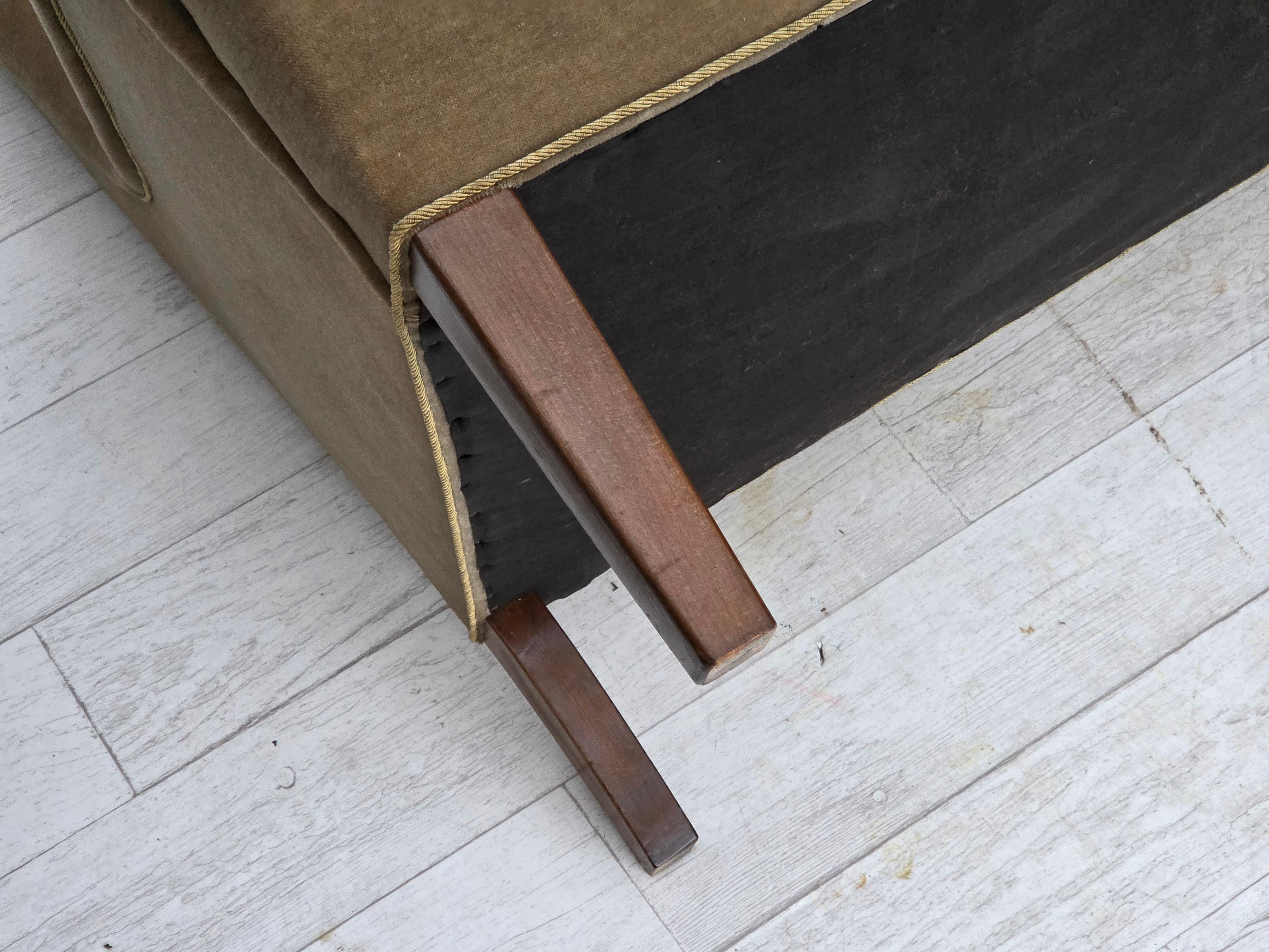 1960, canapé danois 4 places, velours d'ameublement vert clair d'origine. en vente 11