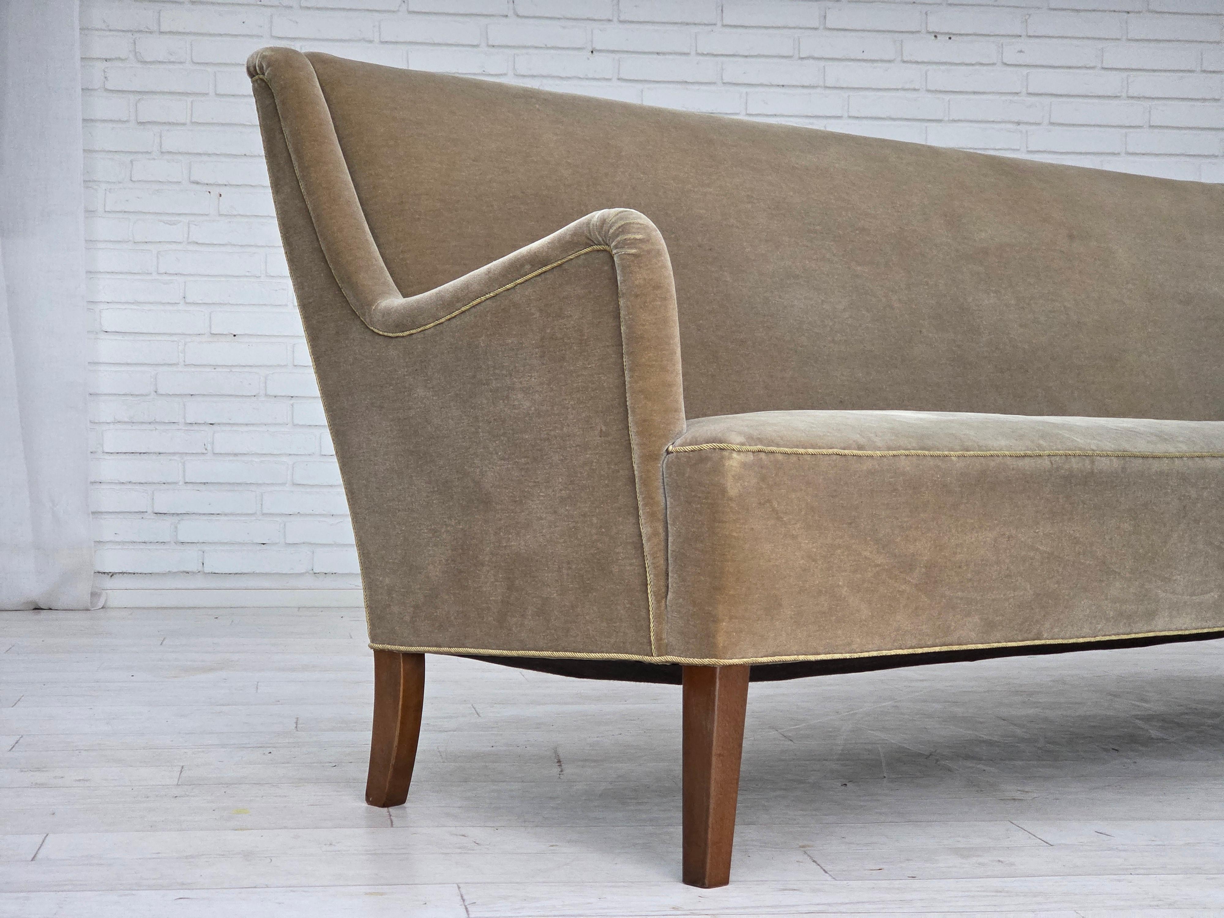 1960, canapé danois 4 places, velours d'ameublement vert clair d'origine. en vente 13