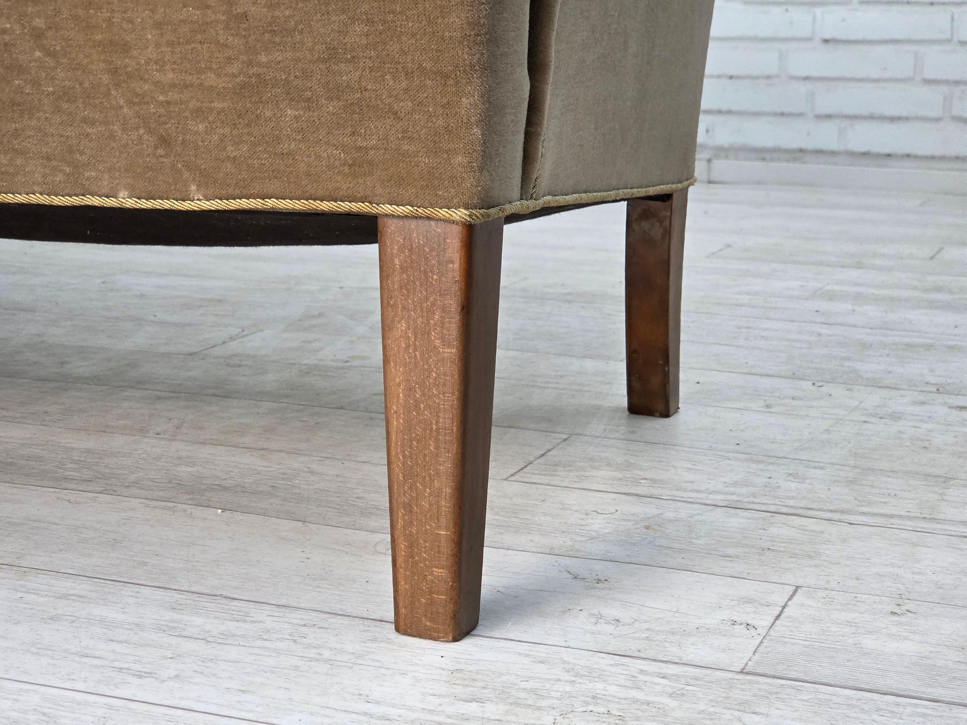 Scandinave moderne 1960, canapé danois 4 places, velours d'ameublement vert clair d'origine. en vente