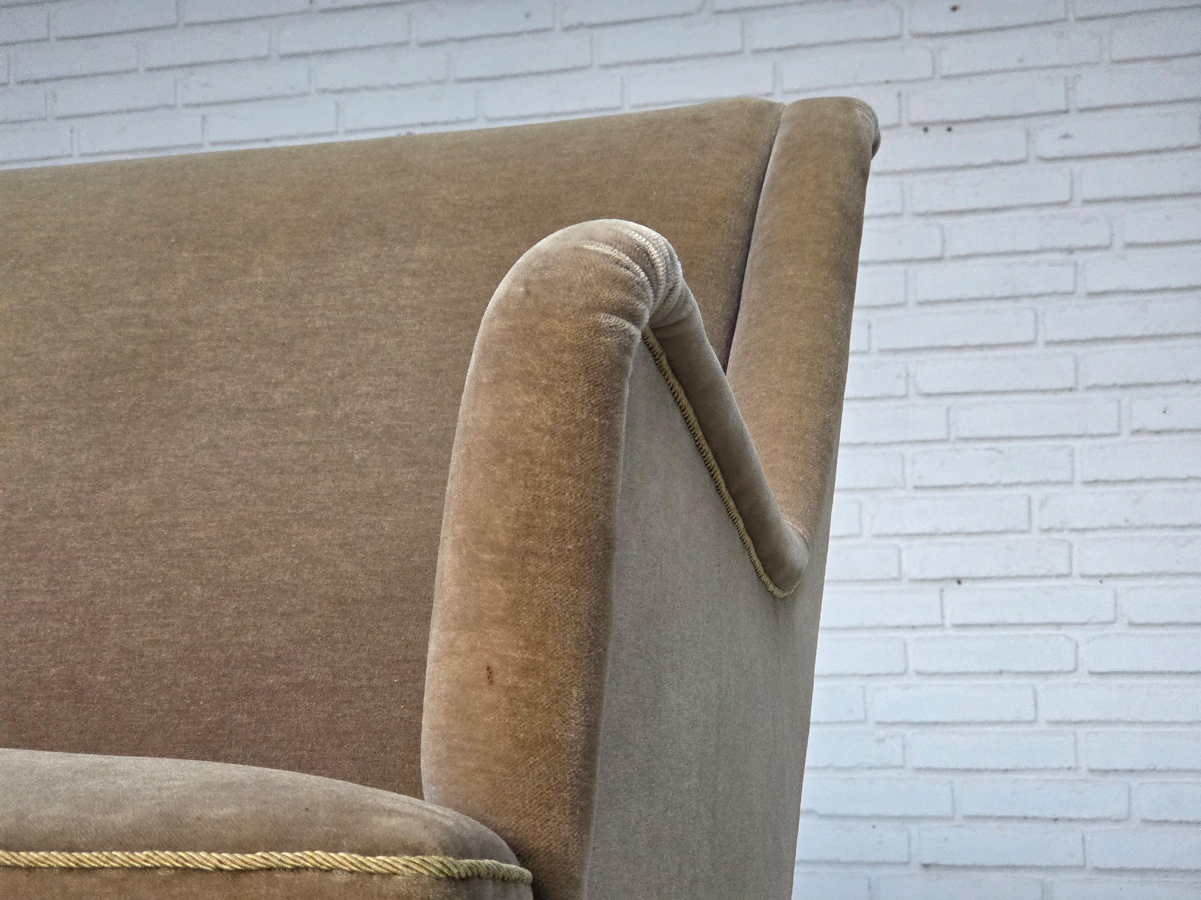 Danois 1960, canapé danois 4 places, velours d'ameublement vert clair d'origine. en vente