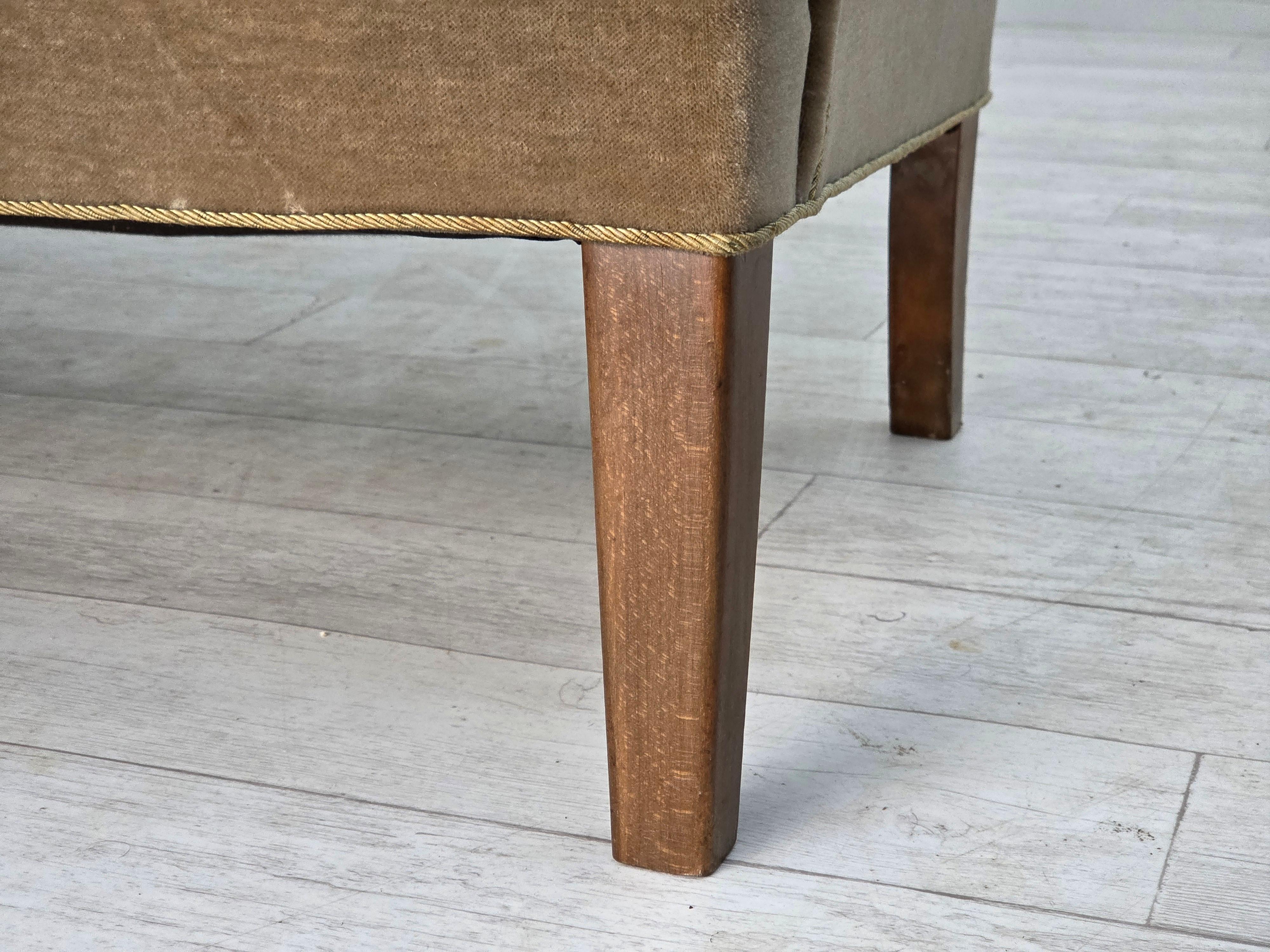 1960, canapé danois 4 places, velours d'ameublement vert clair d'origine. Bon état - En vente à Tarm, 82