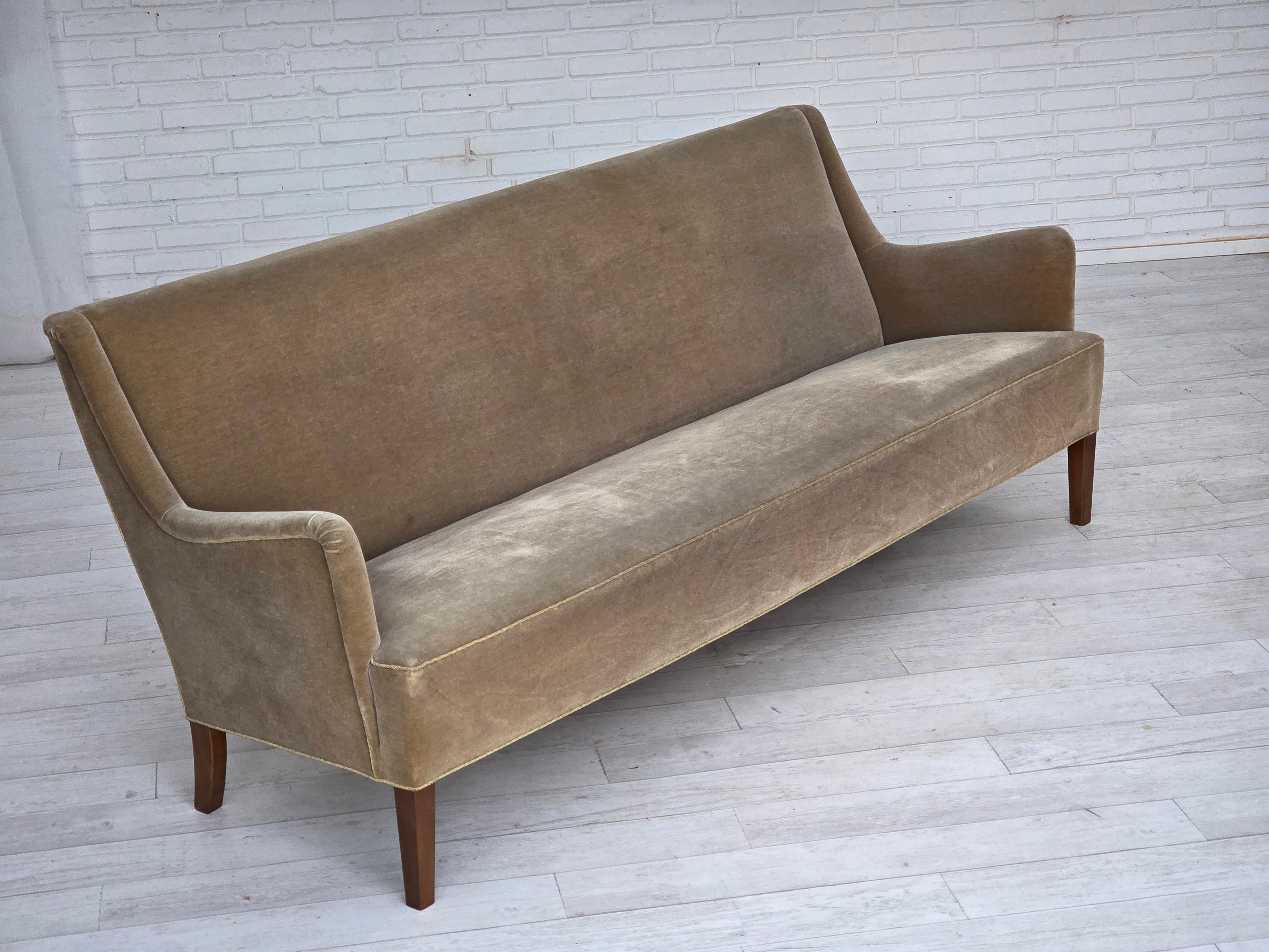 Milieu du XXe siècle 1960, canapé danois 4 places, velours d'ameublement vert clair d'origine. en vente