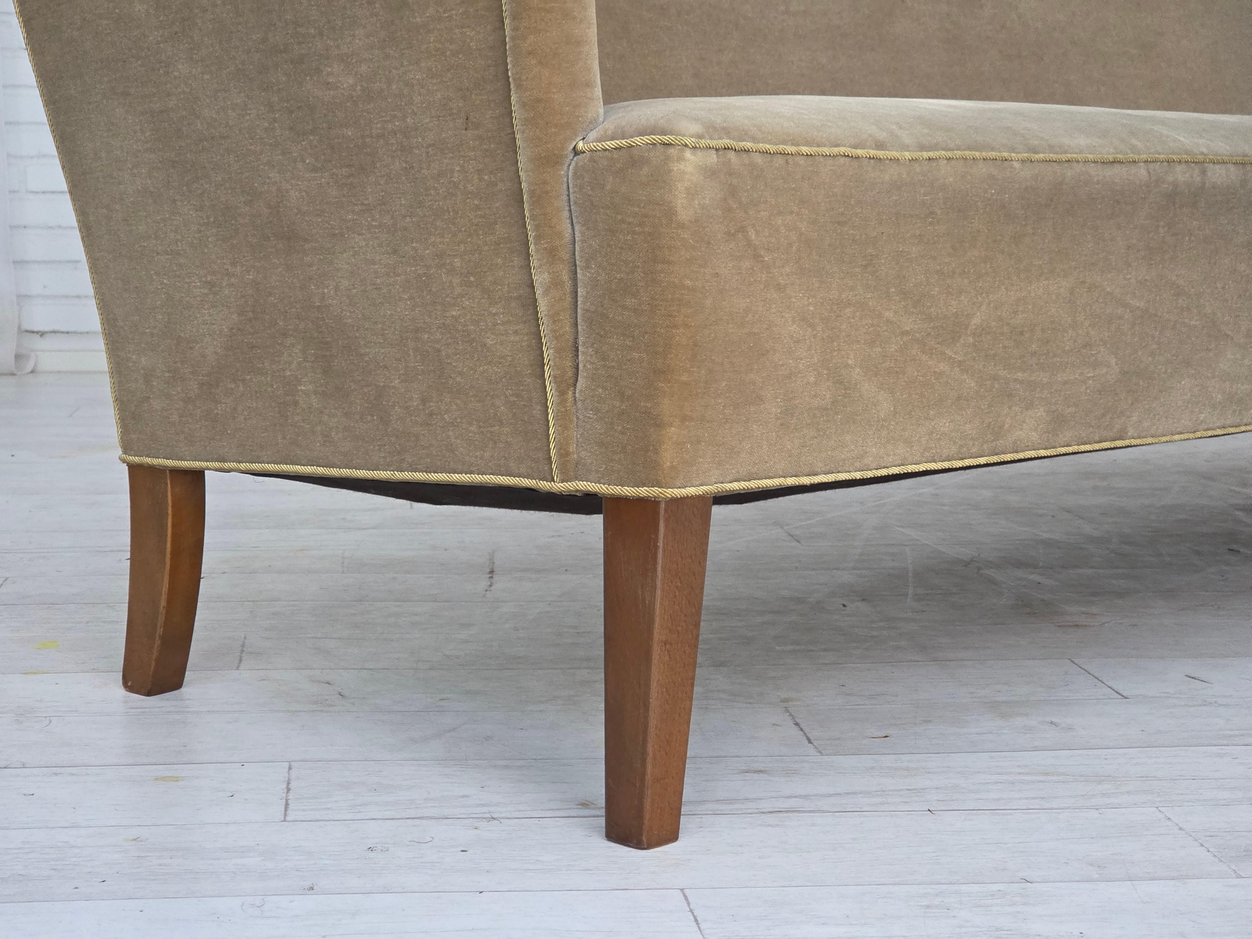 Velours 1960, canapé danois 4 places, velours d'ameublement vert clair d'origine. en vente