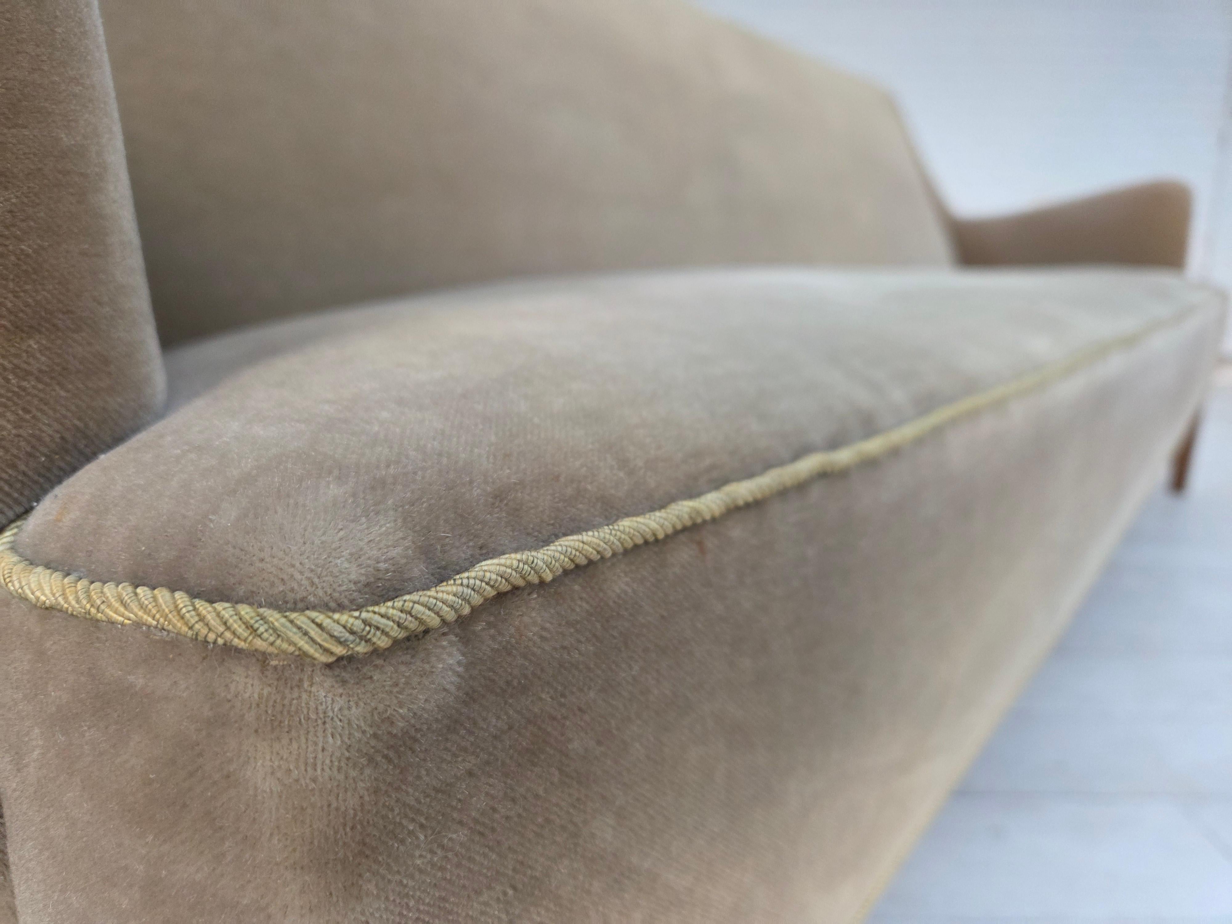 1960, canapé danois 4 places, velours d'ameublement vert clair d'origine. en vente 1