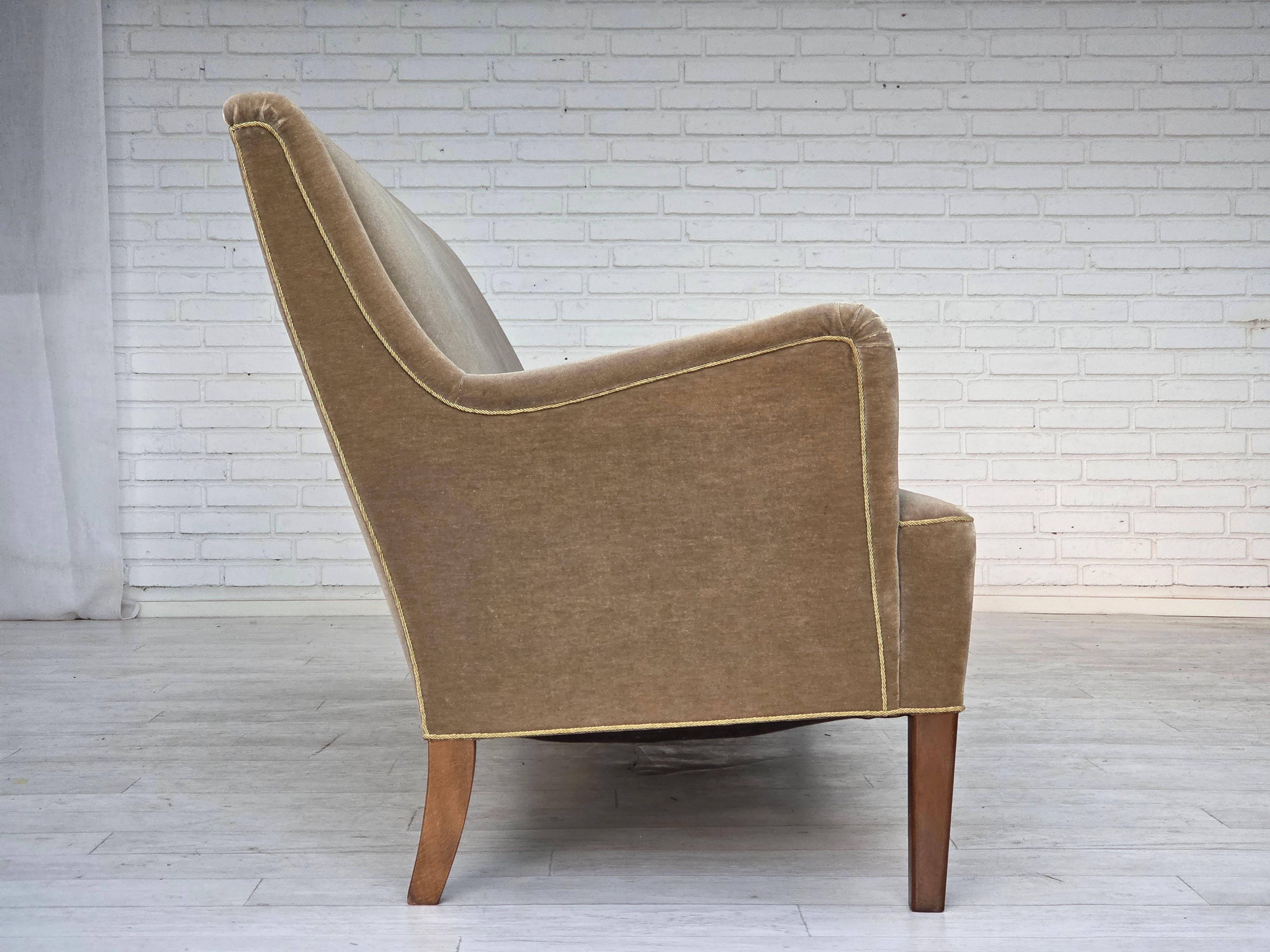 1960, canapé danois 4 places, velours d'ameublement vert clair d'origine. en vente 2