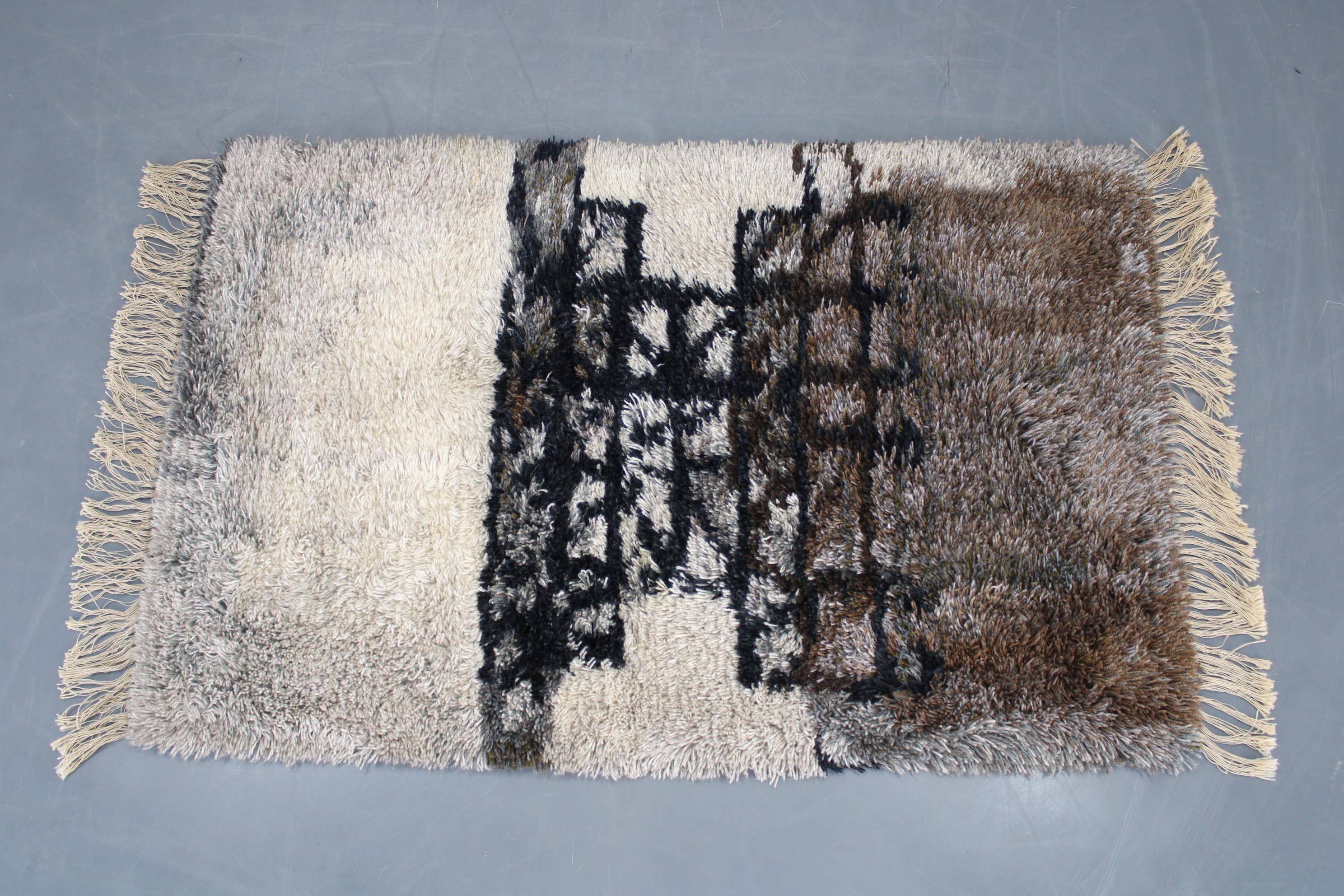 Abstrakter Langhaar-Wollteppich im Vintage-Stil, hergestellt 1960 in Dänemark, mit einer ausdrucksstarken Mischung aus neutralen und Erdtönen in einem kunstvollen abstrakten Muster. Dieses Stück aus der Mitte des Jahrhunderts ist aus reiner Wolle