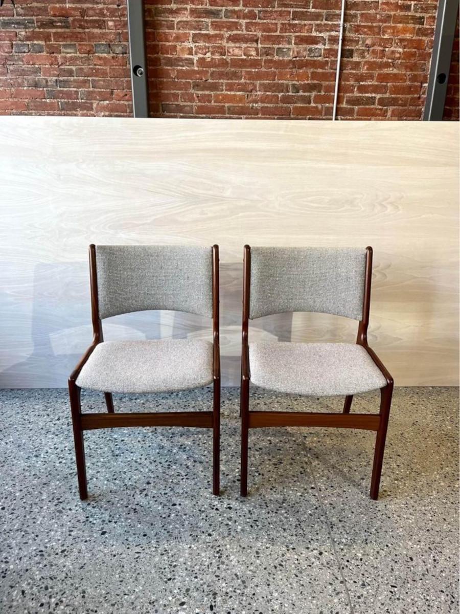 Dieses Set aus acht dänischen Esszimmerstühlen aus den 1960er Jahren zeichnet sich durch seine exzellente Handwerkskunst aus Afrormosia-Teakholz aus. Die einzigartig geformten Rahmen versprühen den Charme der Jahrhundertmitte. Die geschwungene