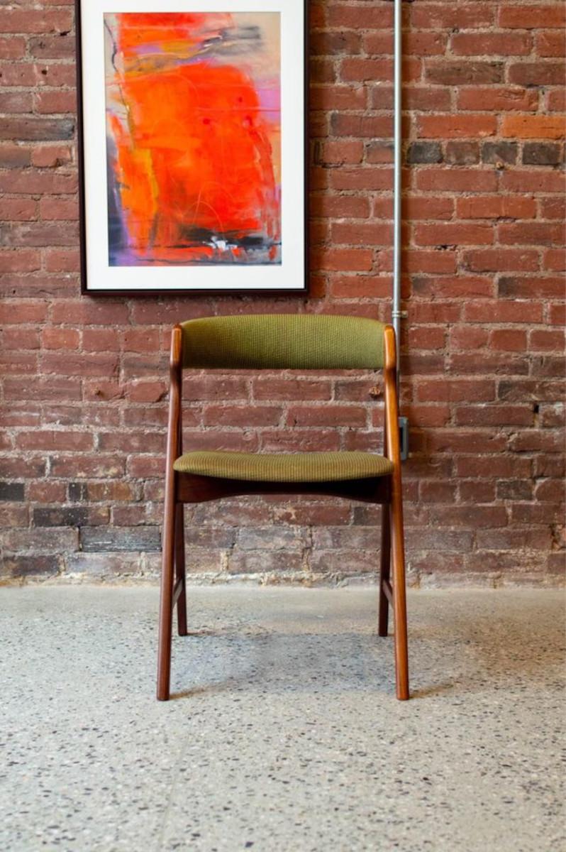 Direkt aus dem Originalnachlass präsentieren wir Ihnen einen atemberaubenden dänischen Beistellstuhl aus reichem Afromosia-Holz, der durch den grünen Original-Wollmischstoff elegant ergänzt wird. Dieser Stuhl mit seinen anmutigen Kurven und dem