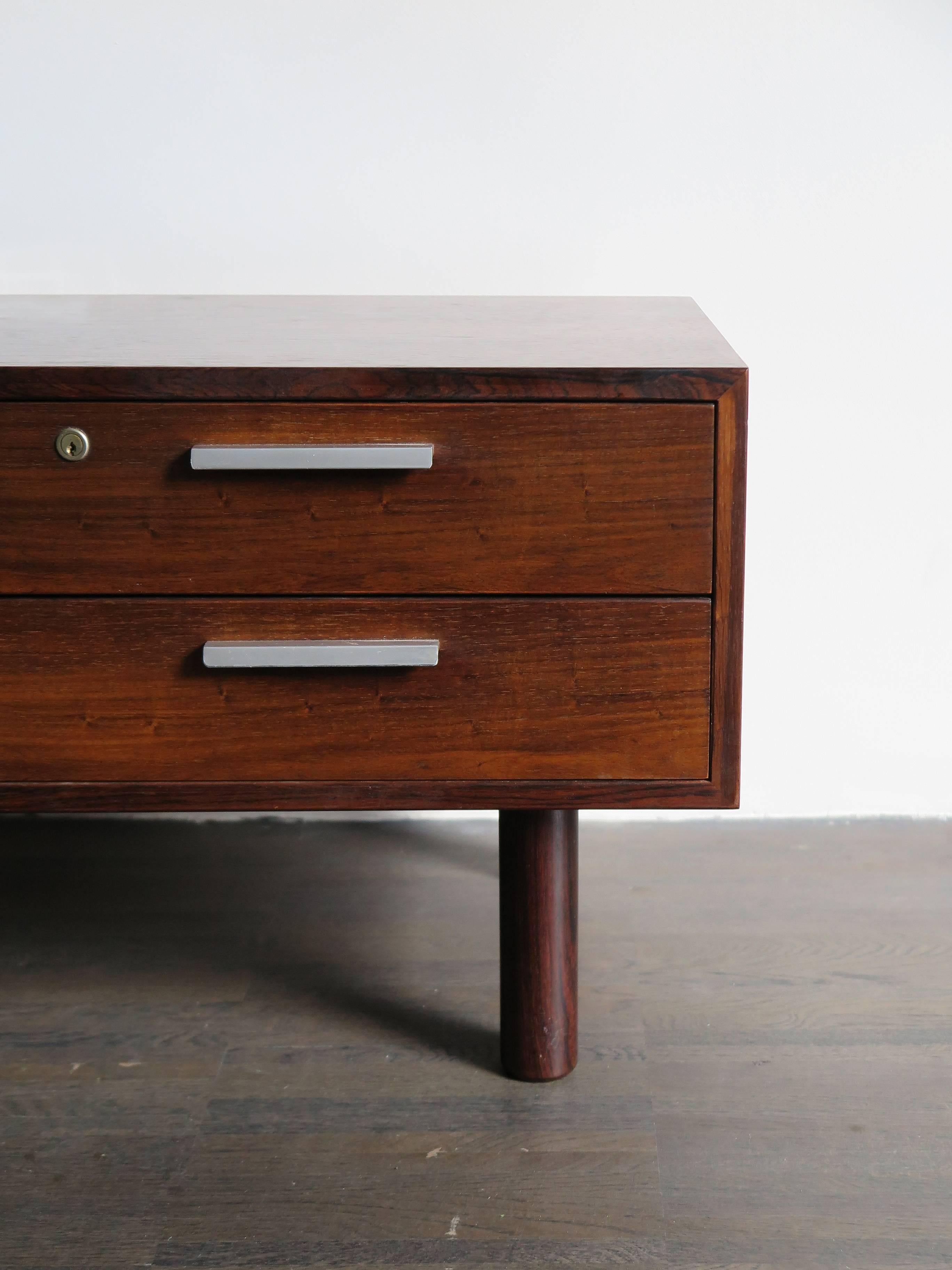 Small midcentury design Danish and Scandinavian chest of drawers or nightstand, in rosewood with aluminium handles, keys are not available, midcentury design, circa 1960s.
Some signs due to normal use over time.