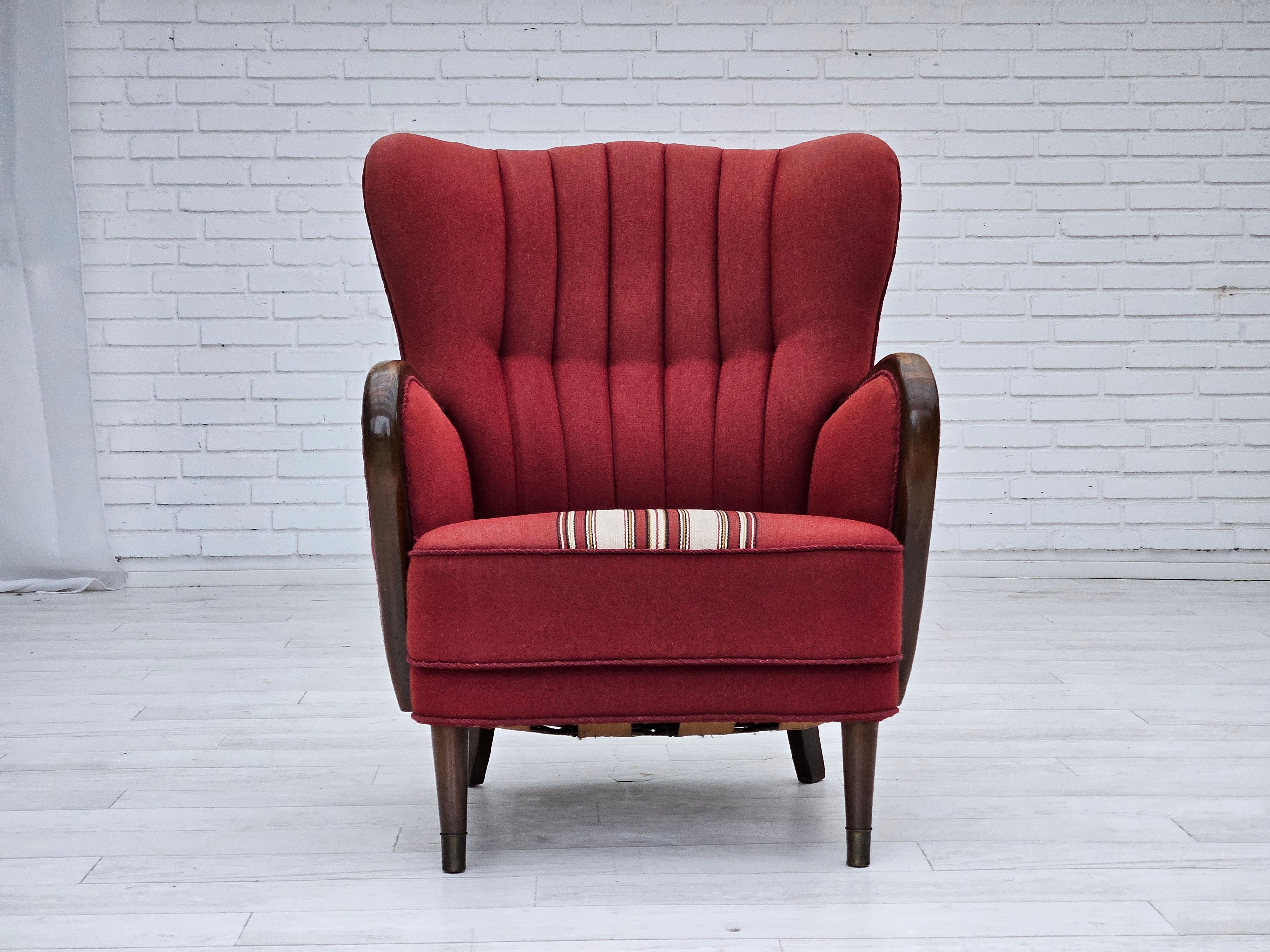 1960er Jahre, dänischer Sessel von Alfred Christensen. Roter Möbelwollstoff, Messingfedern im Sitz, Messingdübel auf Buchenholzbeinen. Sehr guter Originalzustand: keine Gerüche, keine Flecken und stabile Konstruktion. Hergestellt vom dänischen