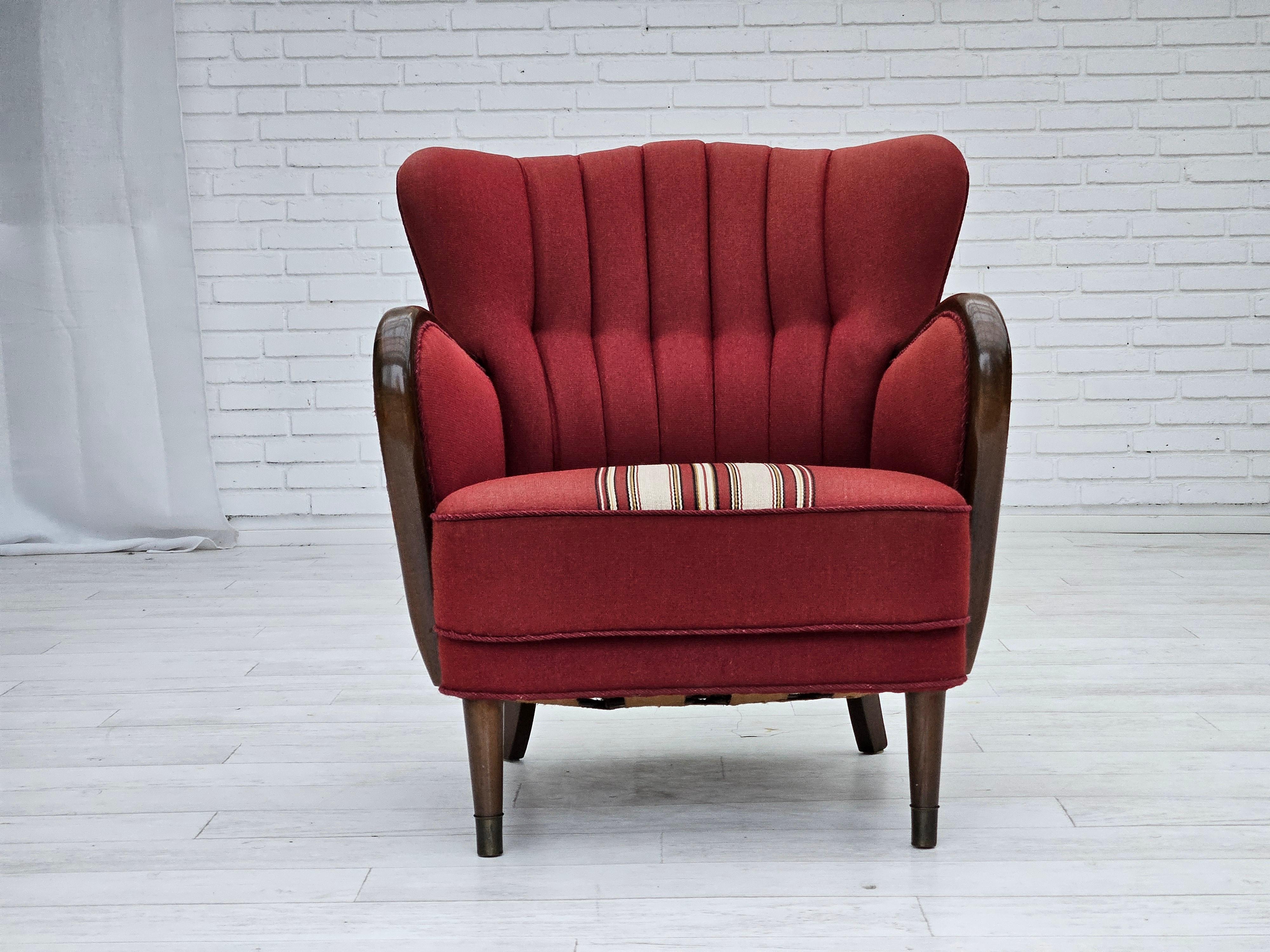 1960er Jahre, dänischer Sessel von Alfred Christensen. Roter Möbelwollstoff, Messingfedern im Sitz, Messingdübel auf Buchenholzbeinen. Sehr guter Originalzustand: keine Gerüche, keine Flecken und stabile Konstruktion. Hergestellt vom dänischen