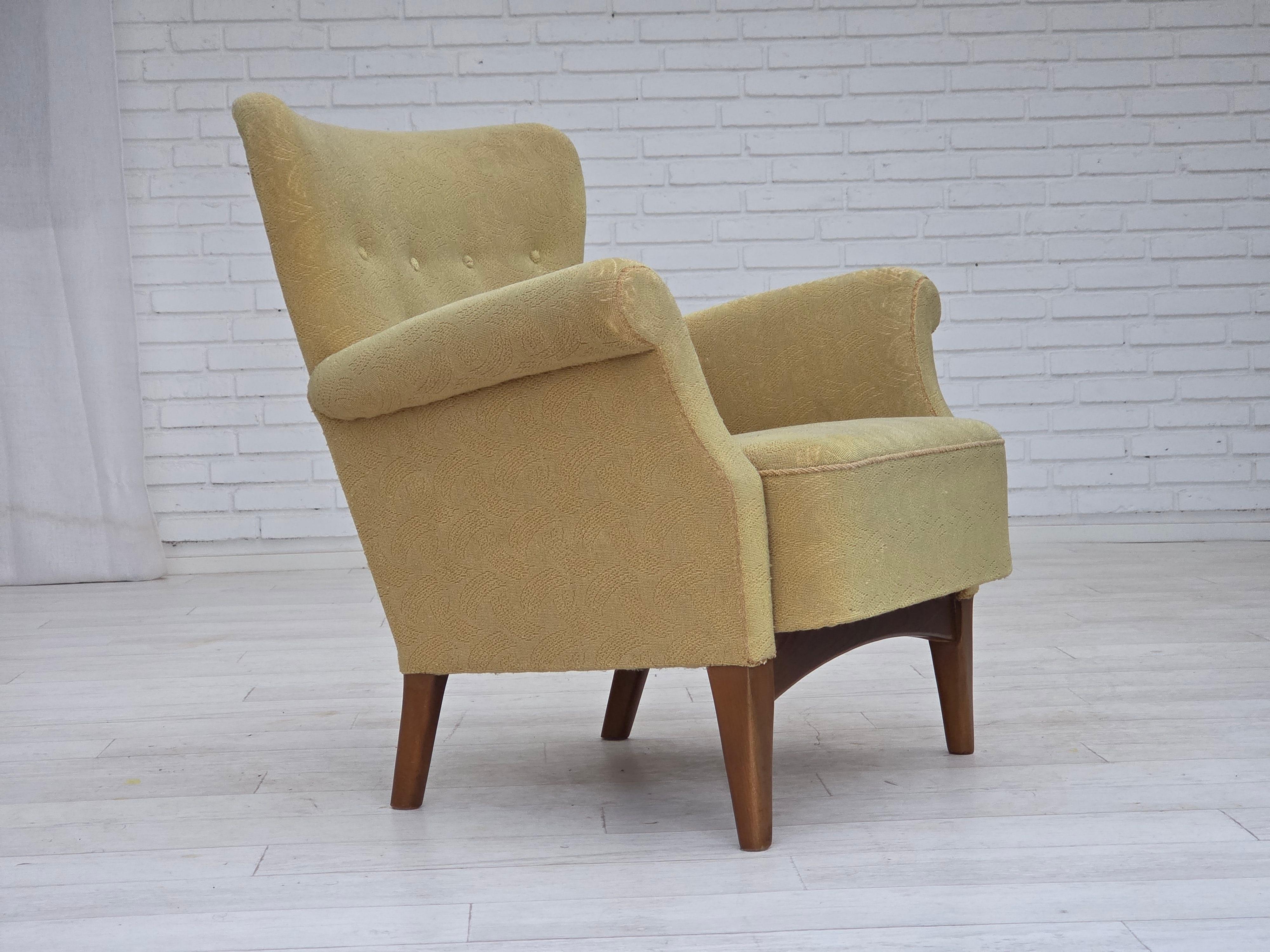 Años 60, sillón danés de Fritz Hansen, serie 8000/8020. Mueble original verde claro lana, madera de haya, muelles en el asiento. Buen estado original: sin olores, sin manchas y construcción estable. Fabricado por el fabricante danés de muebles Fritz