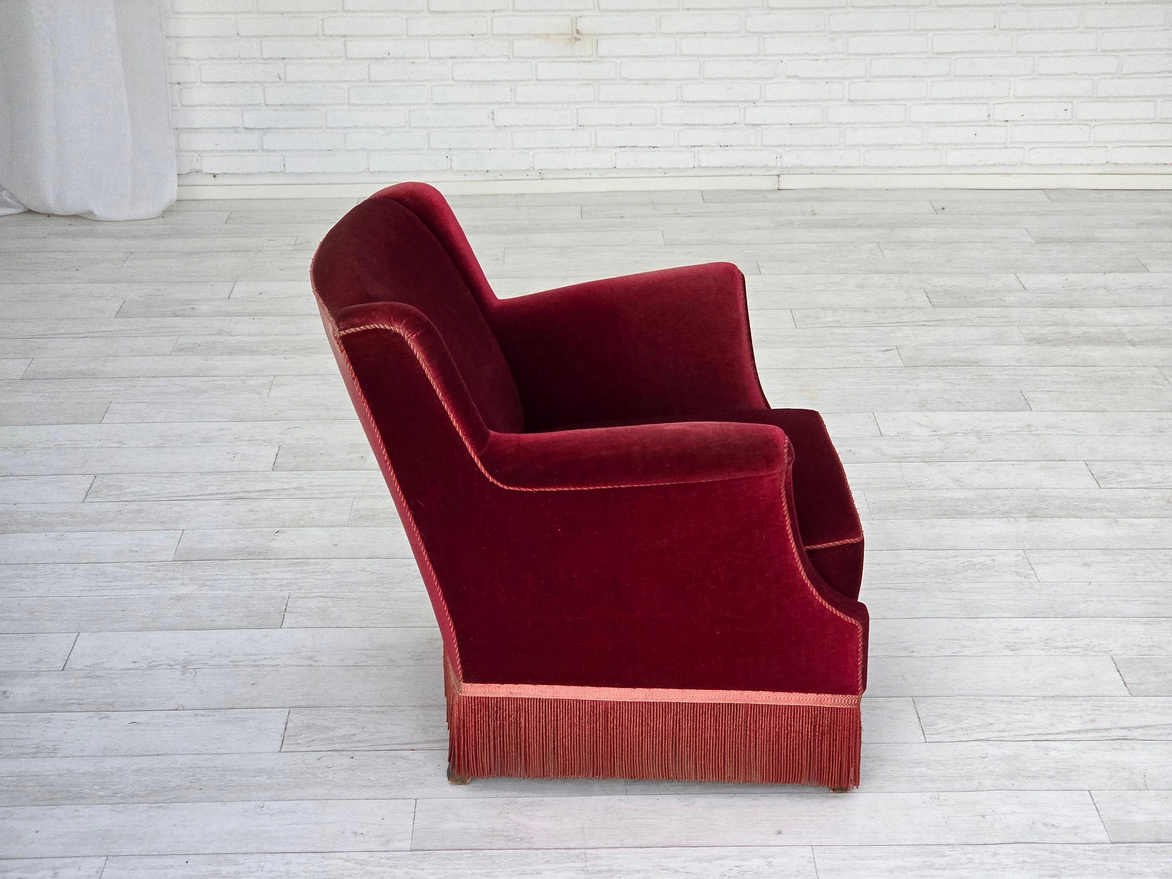 1960er Jahre, dänischer Sessel, kirschroter Möbelvelours, Eschenholz, original. im Angebot 3