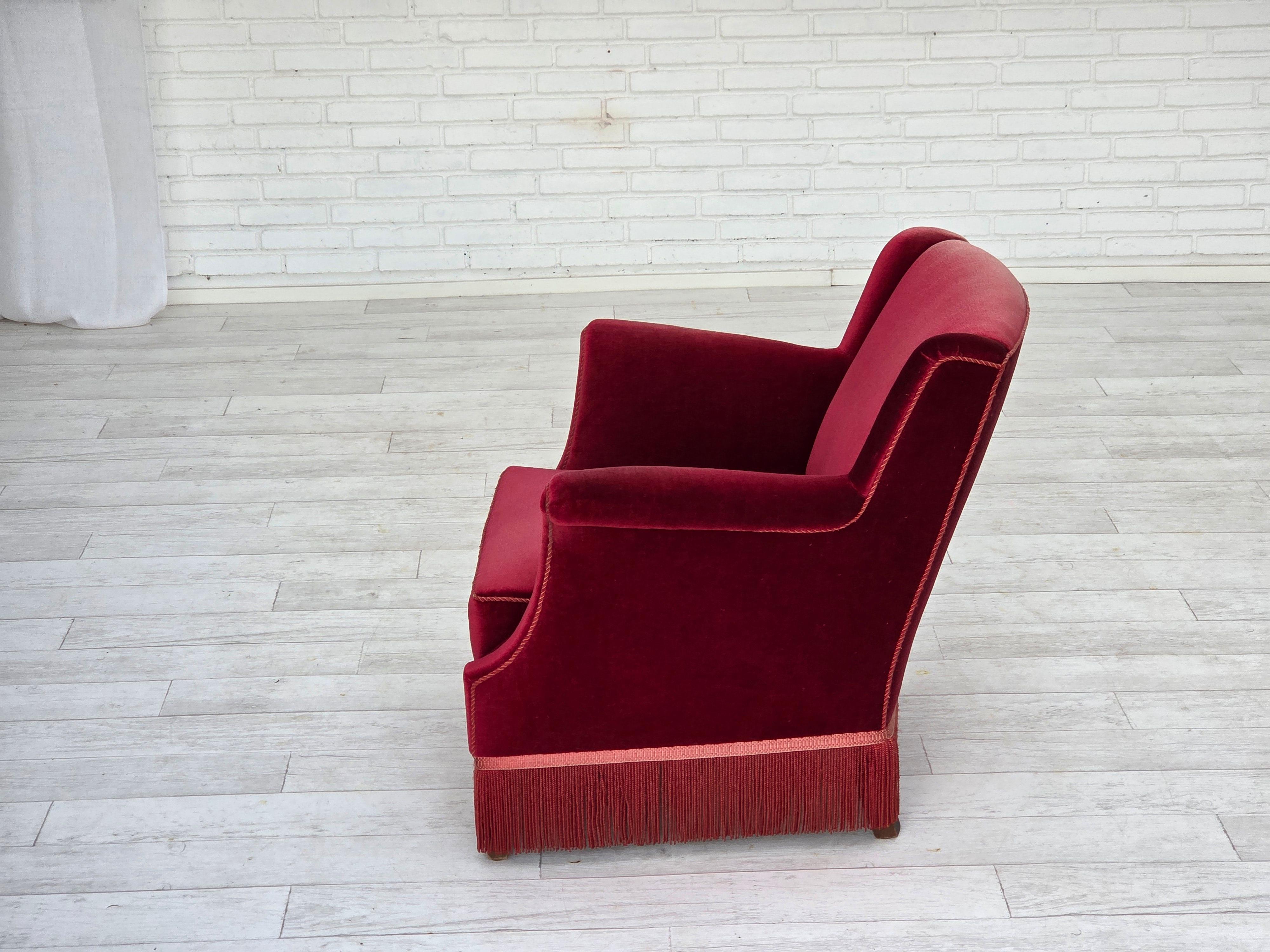 1960er Jahre, dänischer Sessel, kirschroter Möbelvelours, Eschenholz, original. im Angebot 6