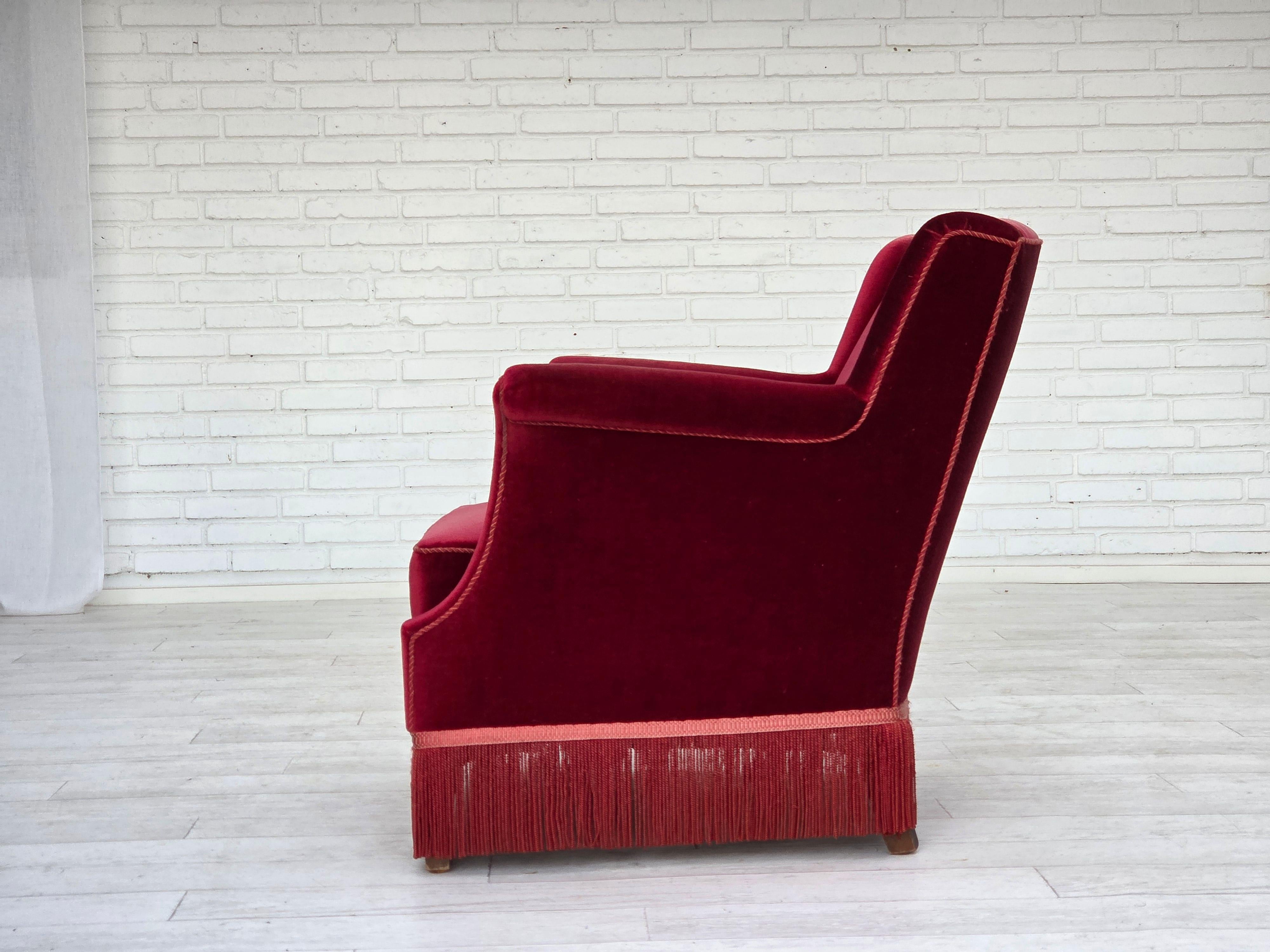 1960er Jahre, dänischer Sessel, kirschroter Möbelvelours, Eschenholz, original. im Angebot 7