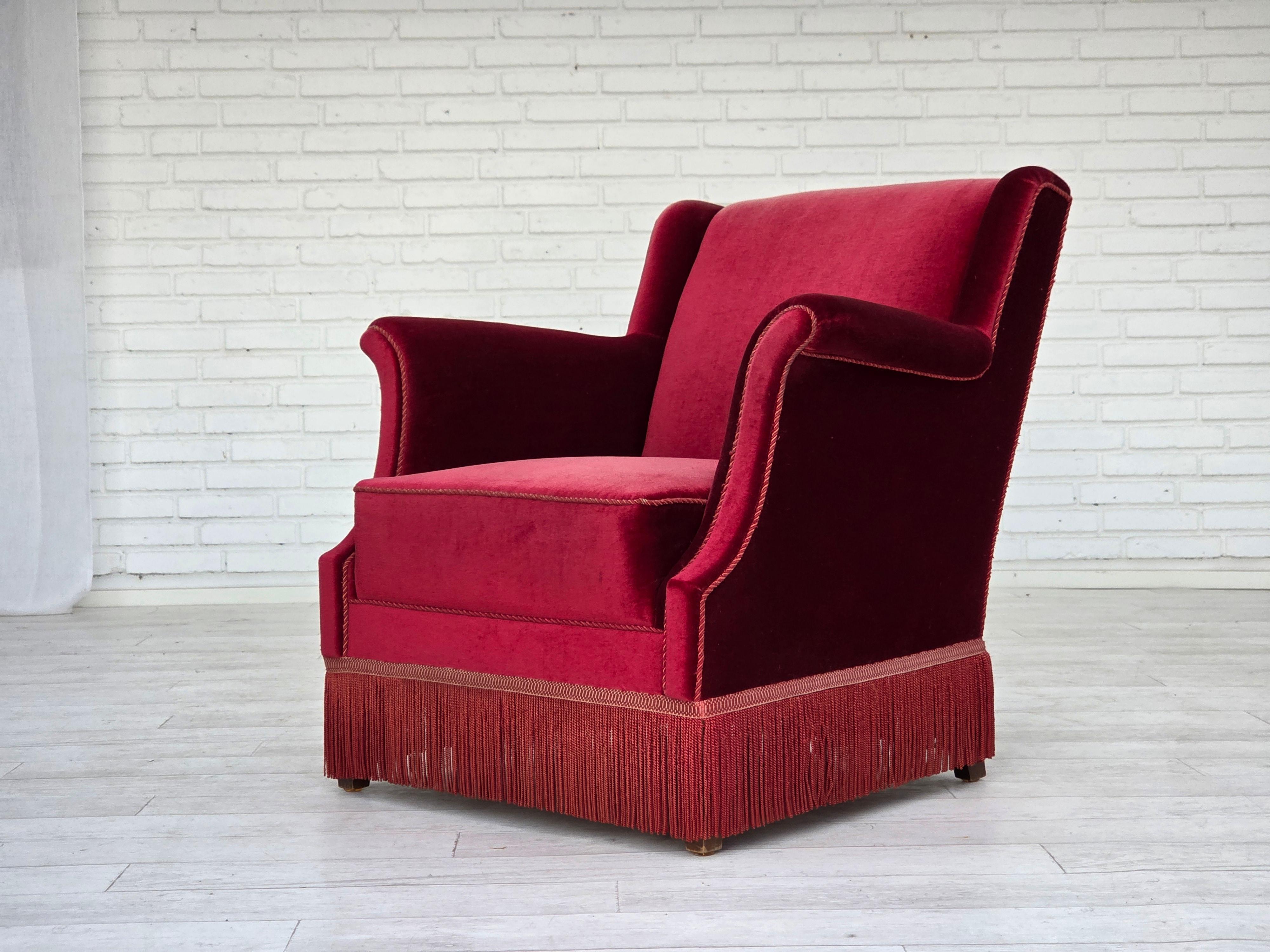 1960er Jahre, dänischer Sessel, kirschroter Möbelvelours, Eschenholz, original. im Angebot 8