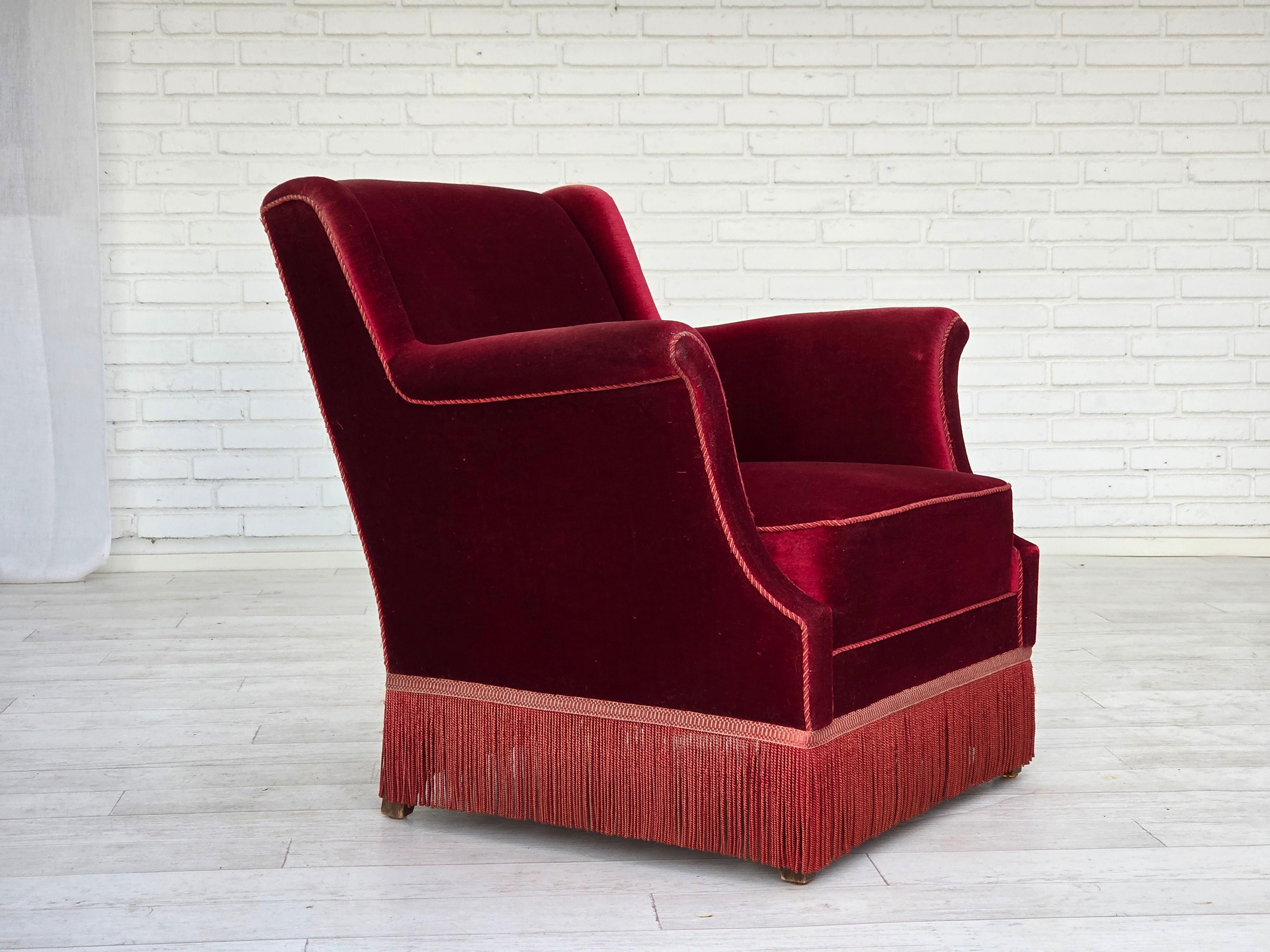 1960er Jahre, dänischer Sessel, kirschroter Möbelvelours, Eschenholz, original. (Dänisch) im Angebot