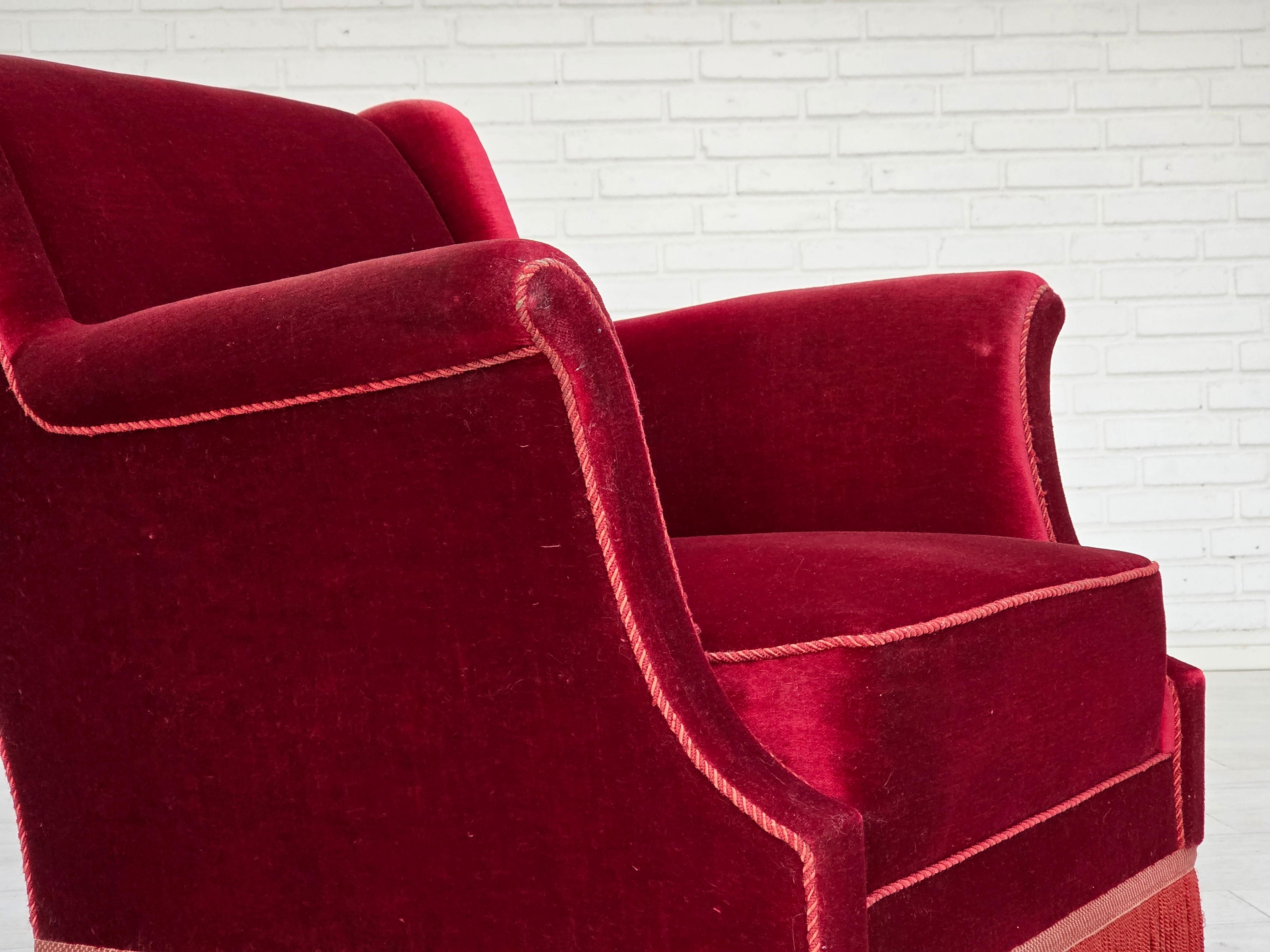 1960er Jahre, dänischer Sessel, kirschroter Möbelvelours, Eschenholz, original. im Zustand „Gut“ im Angebot in Tarm, 82