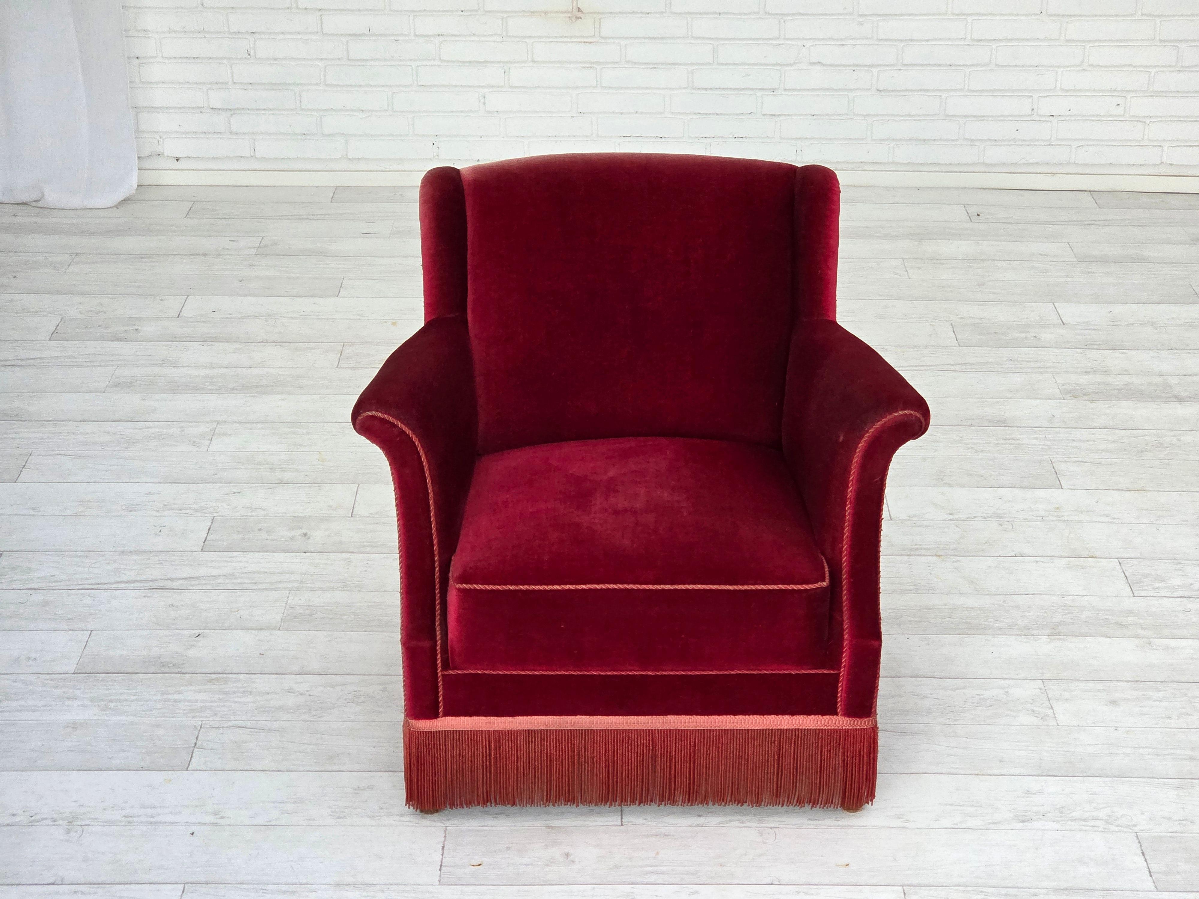 1960er Jahre, dänischer Sessel, kirschroter Möbelvelours, Eschenholz, original. (Samt) im Angebot
