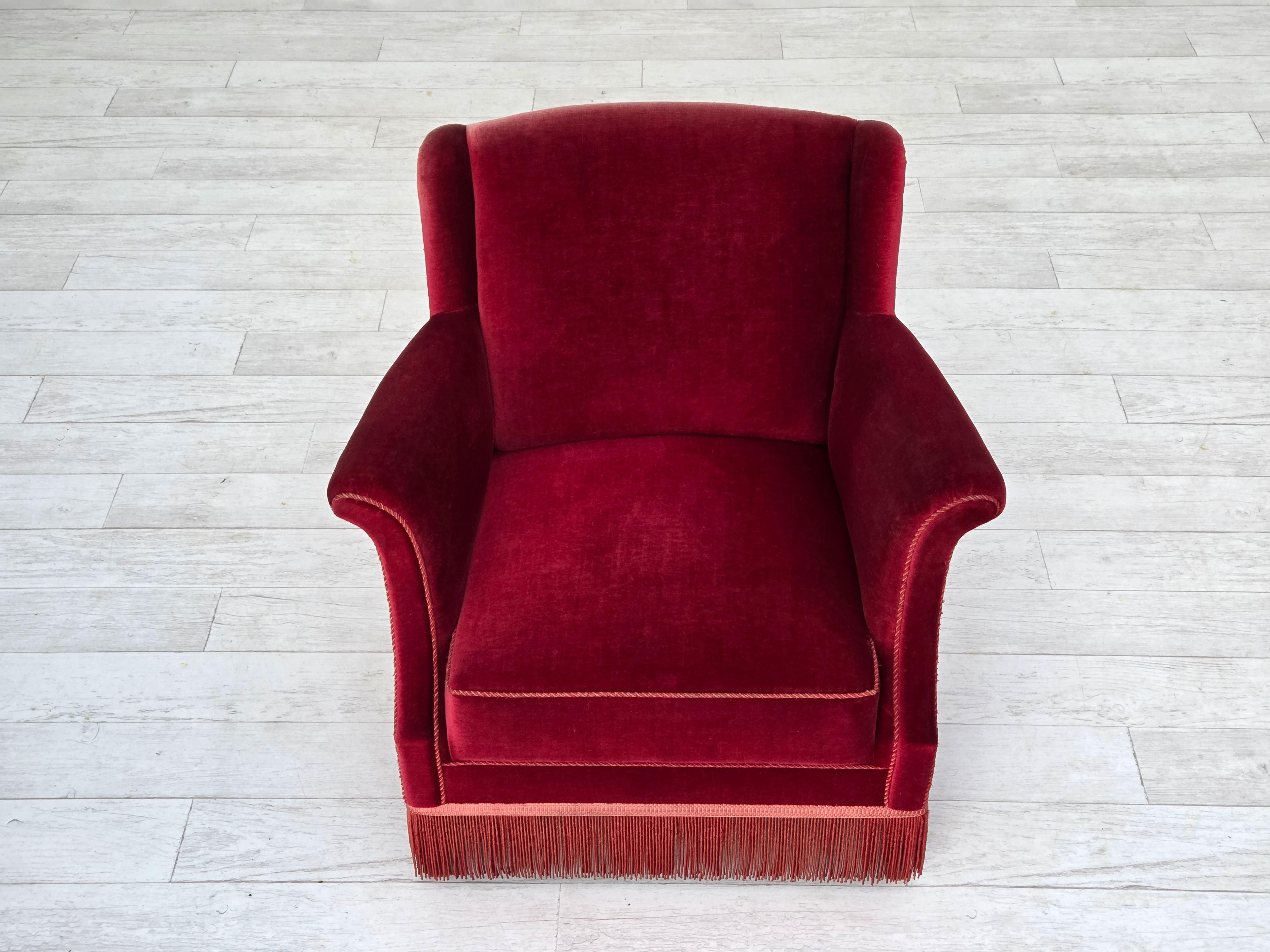 1960er Jahre, dänischer Sessel, kirschroter Möbelvelours, Eschenholz, original. im Angebot 1