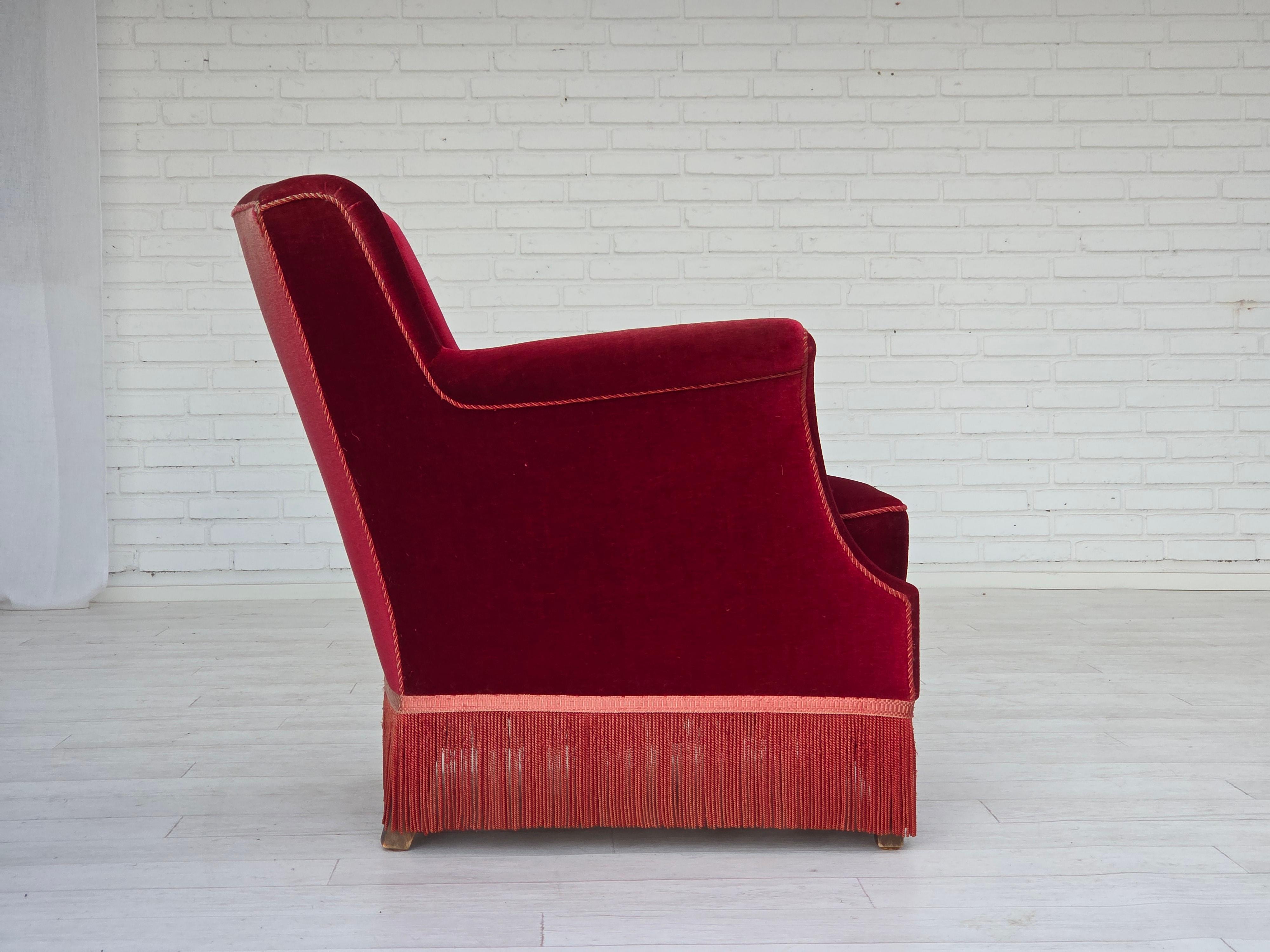 1960er Jahre, dänischer Sessel, kirschroter Möbelvelours, Eschenholz, original. im Angebot 2