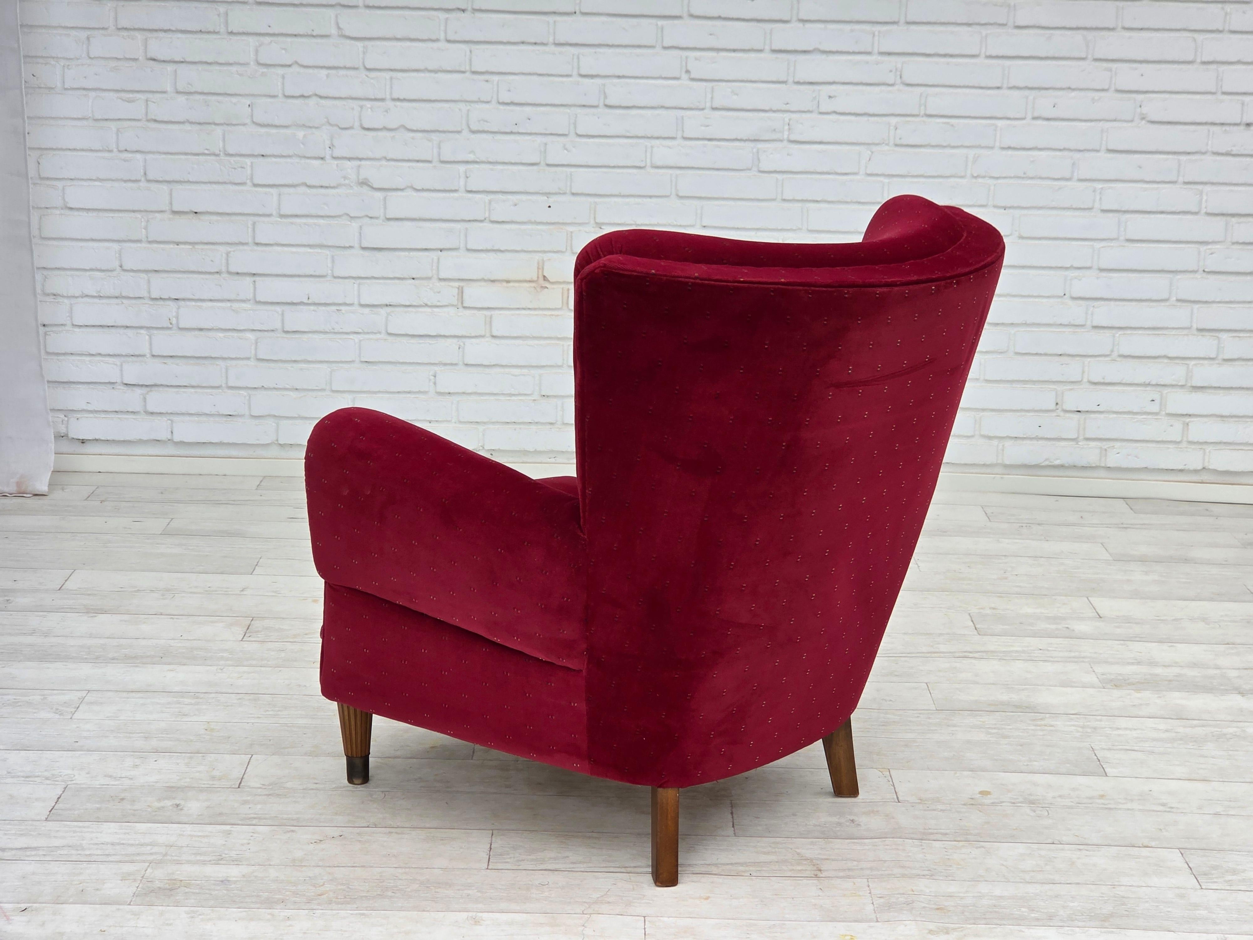 1960, poltrona danese, velluto per mobili rosso ciliegia, gambe in legno di faggio. in vendita 3