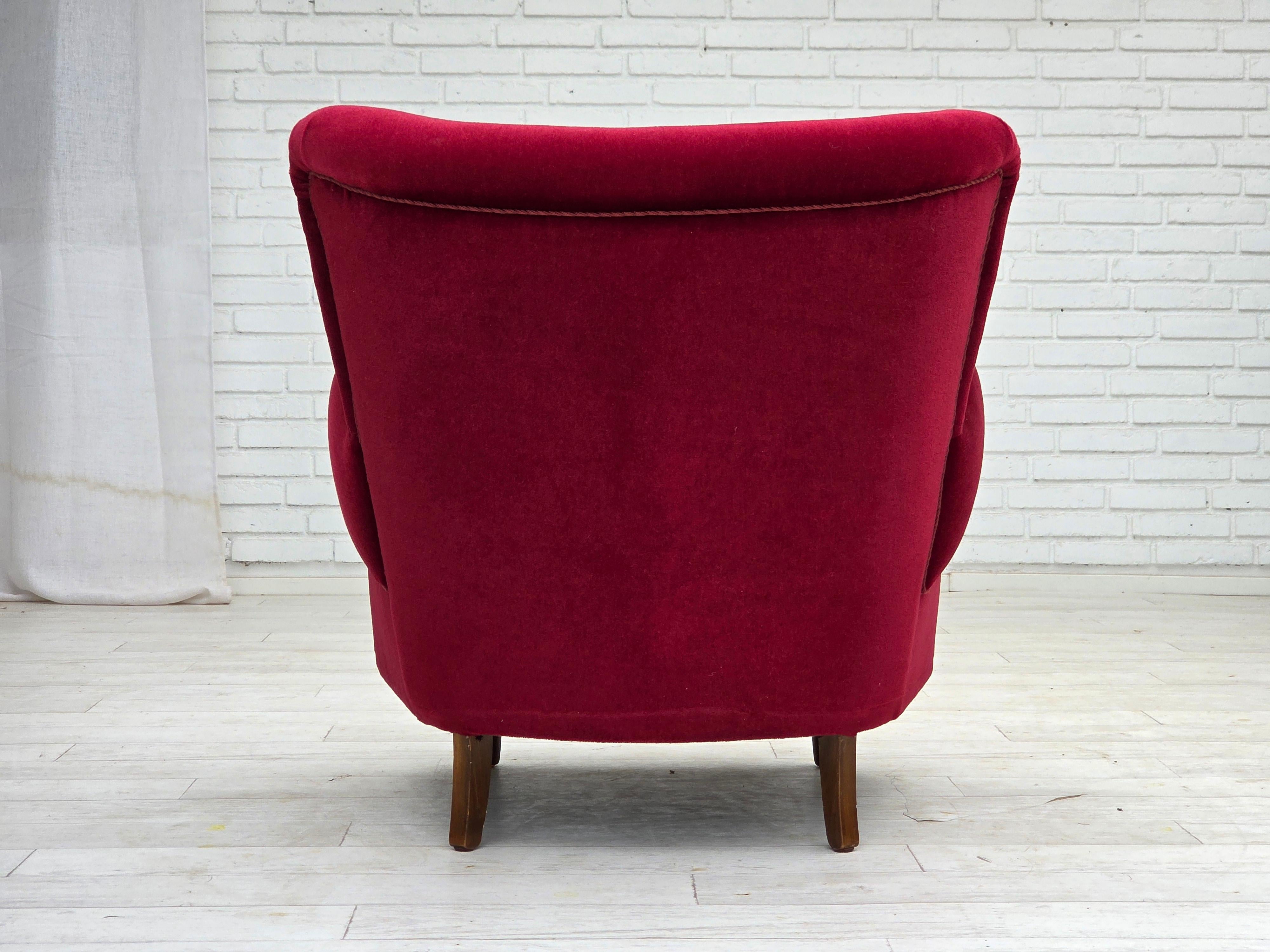 1960, poltrona danese, velluto per mobili rosso ciliegia, gambe in legno di faggio. in vendita 3