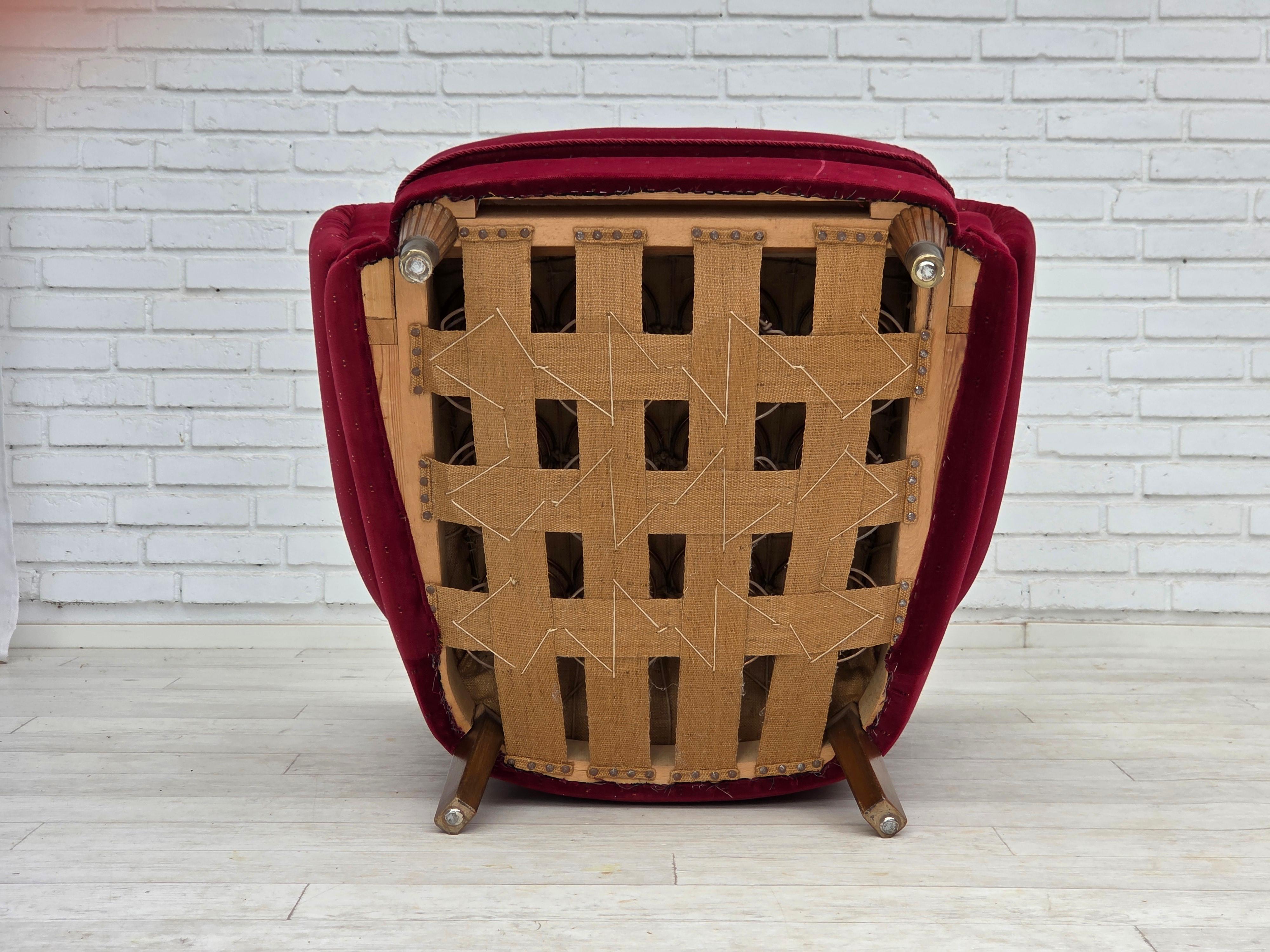 1960, poltrona danese, velluto per mobili rosso ciliegia, gambe in legno di faggio. in vendita 4