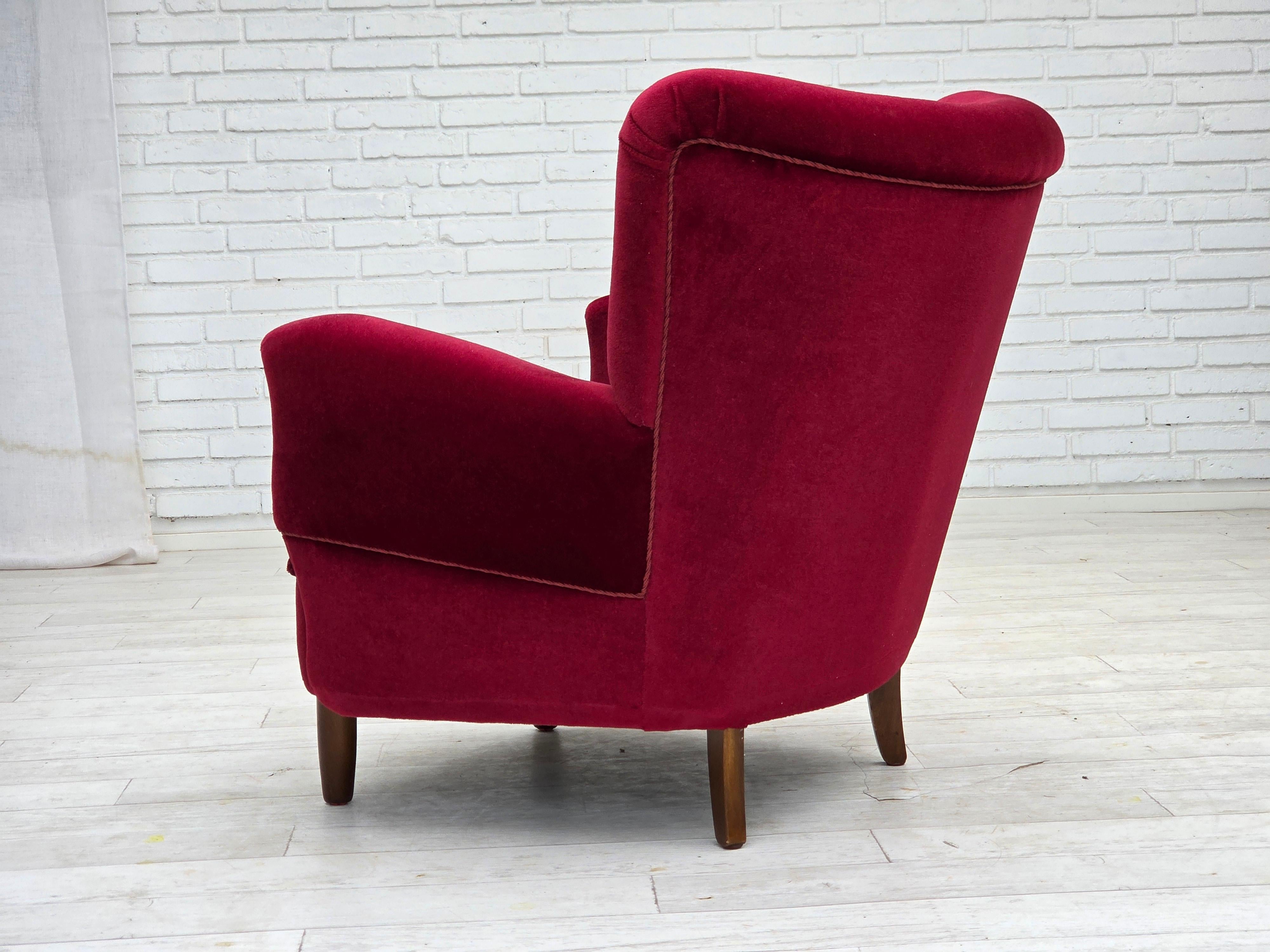 1960, poltrona danese, velluto per mobili rosso ciliegia, gambe in legno di faggio. in vendita 4