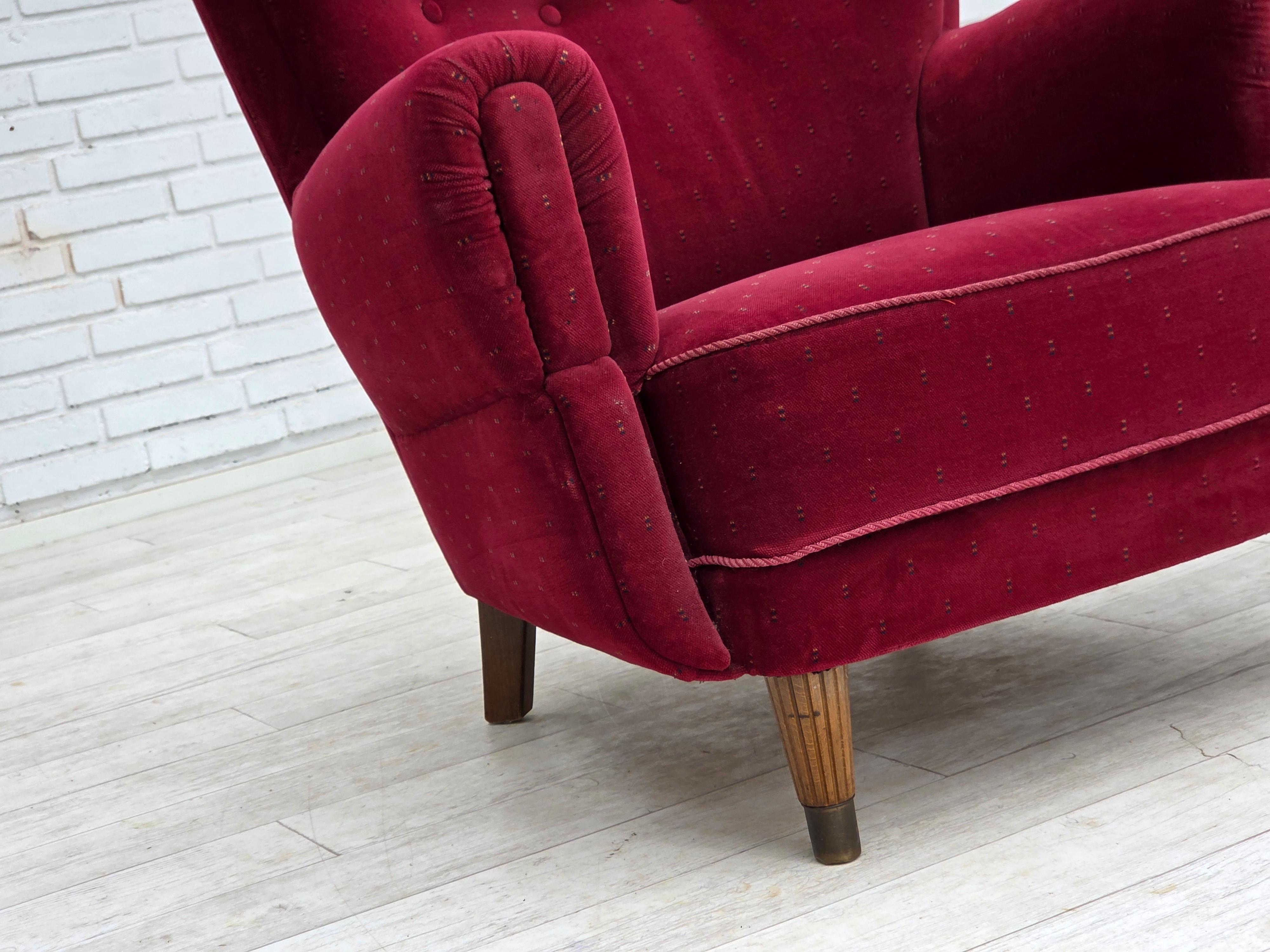1960, poltrona danese, velluto per mobili rosso ciliegia, gambe in legno di faggio. in vendita 5