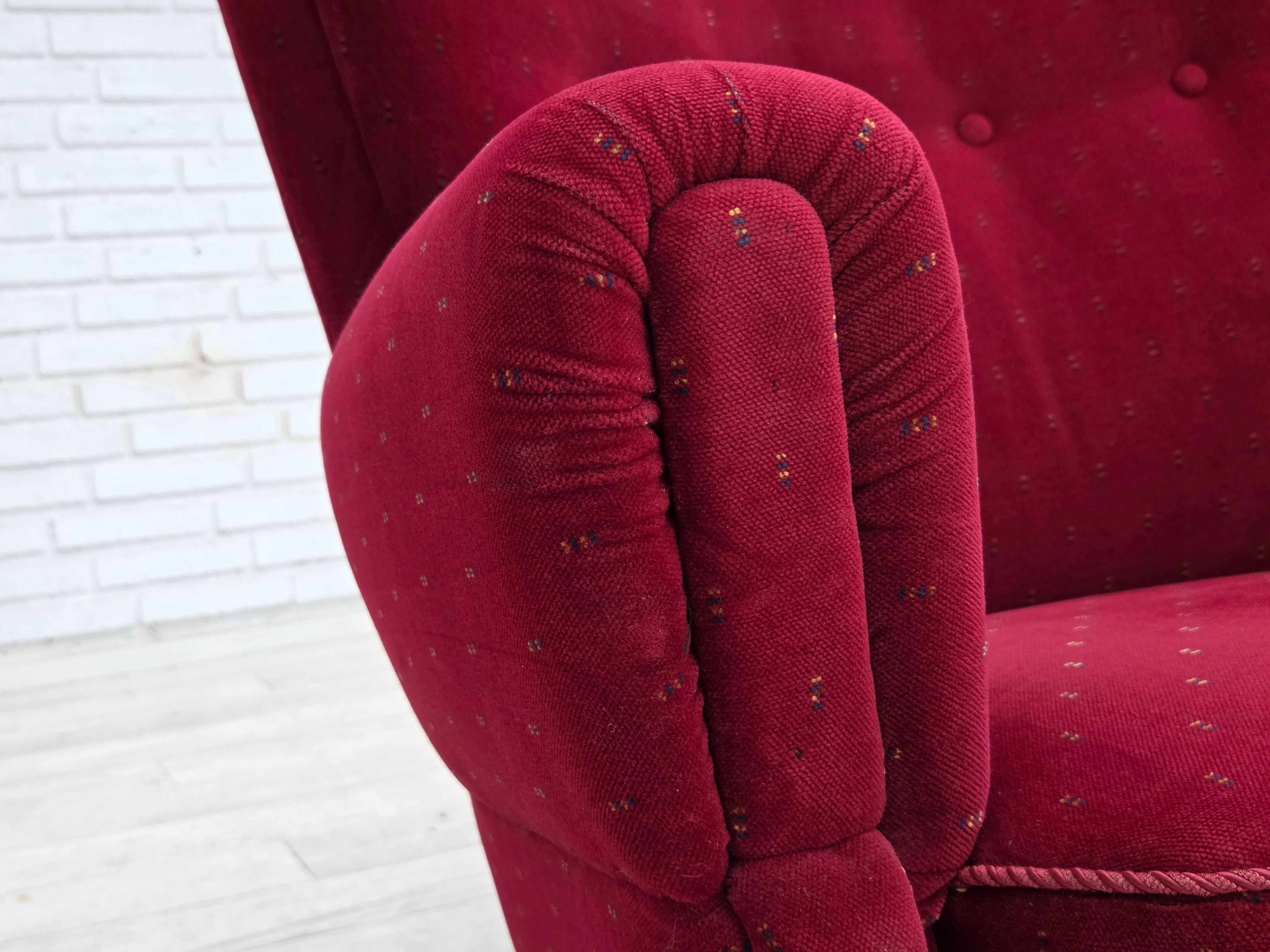 1960, poltrona danese, velluto per mobili rosso ciliegia, gambe in legno di faggio. in vendita 6