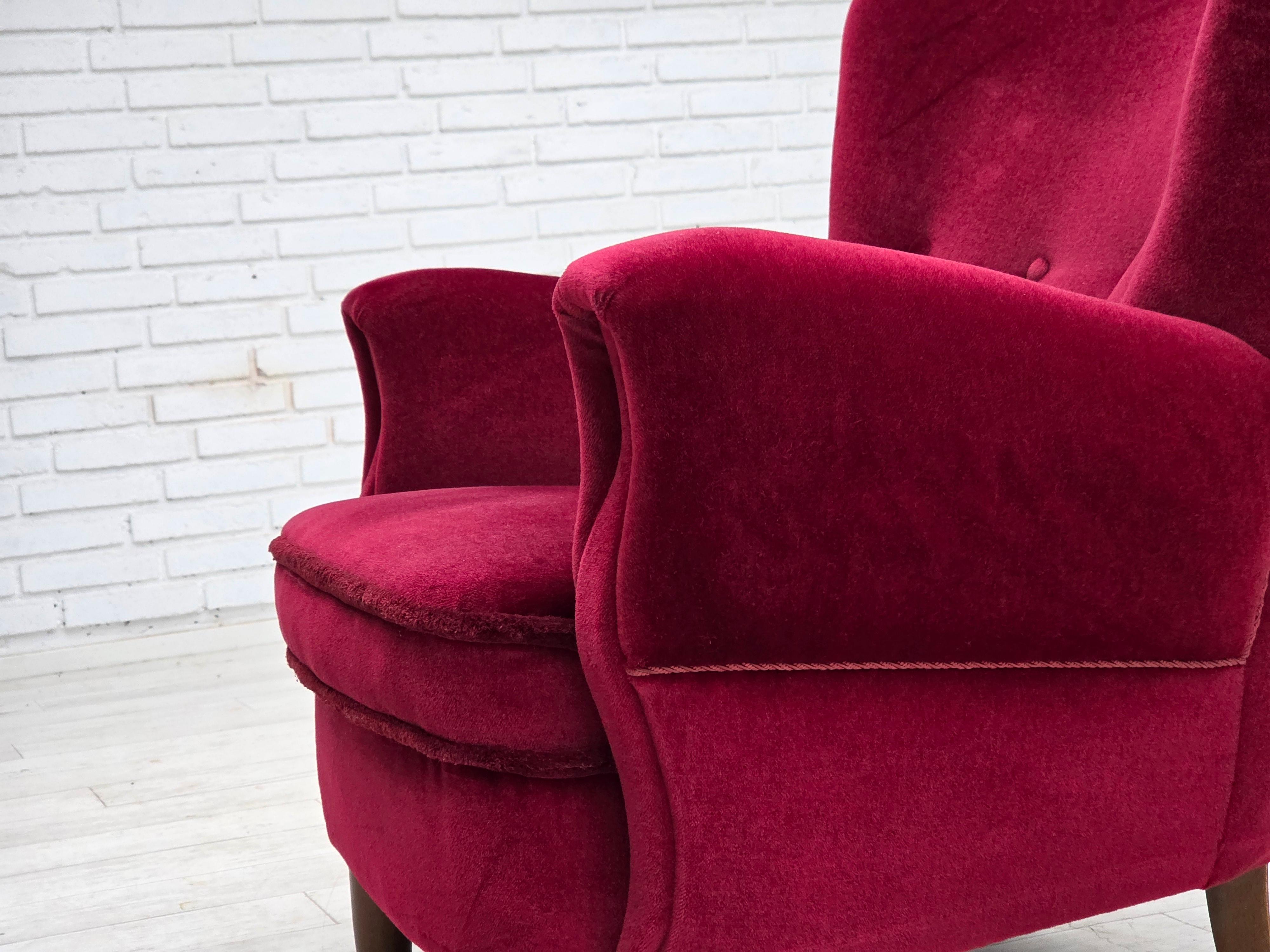 1960, poltrona danese, velluto per mobili rosso ciliegia, gambe in legno di faggio. in vendita 6